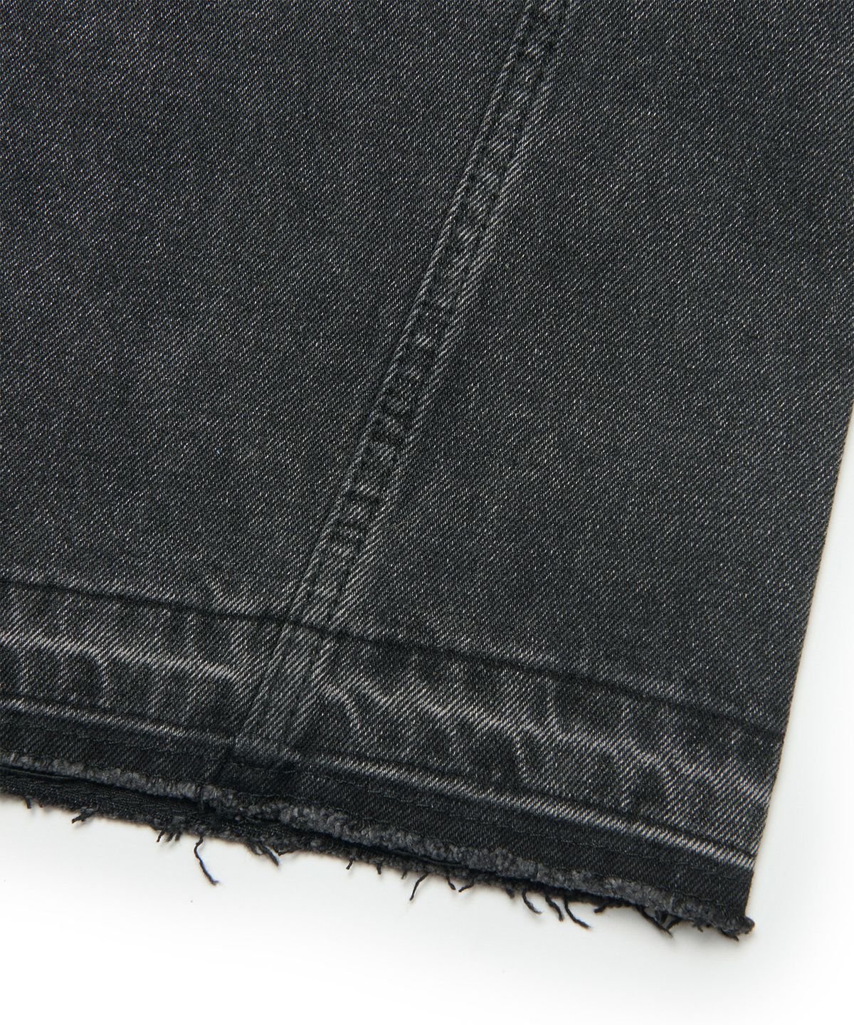 노매뉴얼(NOMANUAL) EMBLEM PATCHED DENIM PANTS - WASHED BLACK