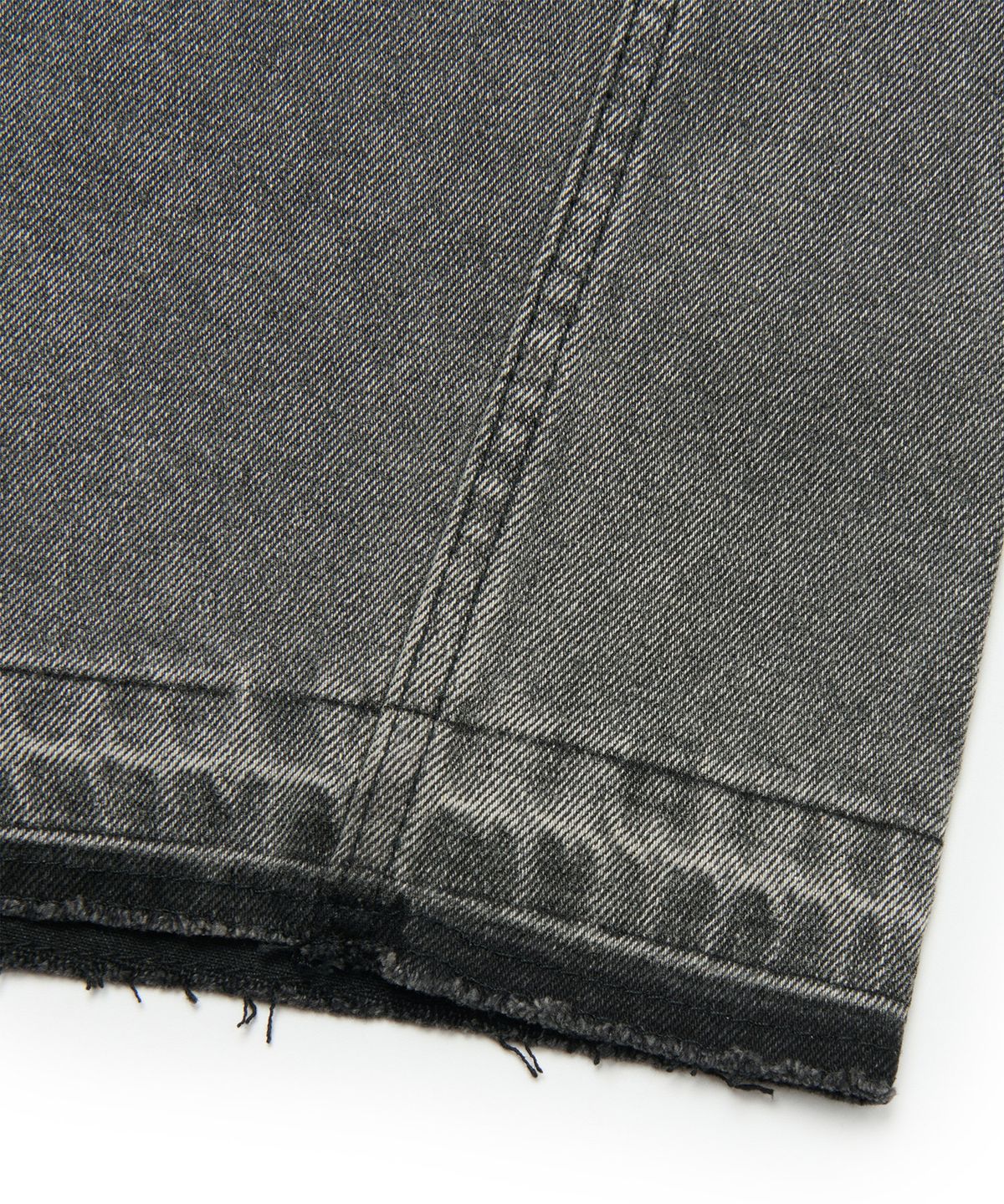 노매뉴얼(NOMANUAL) EMBLEM PATCHED DENIM PANTS - WASHED GRAY