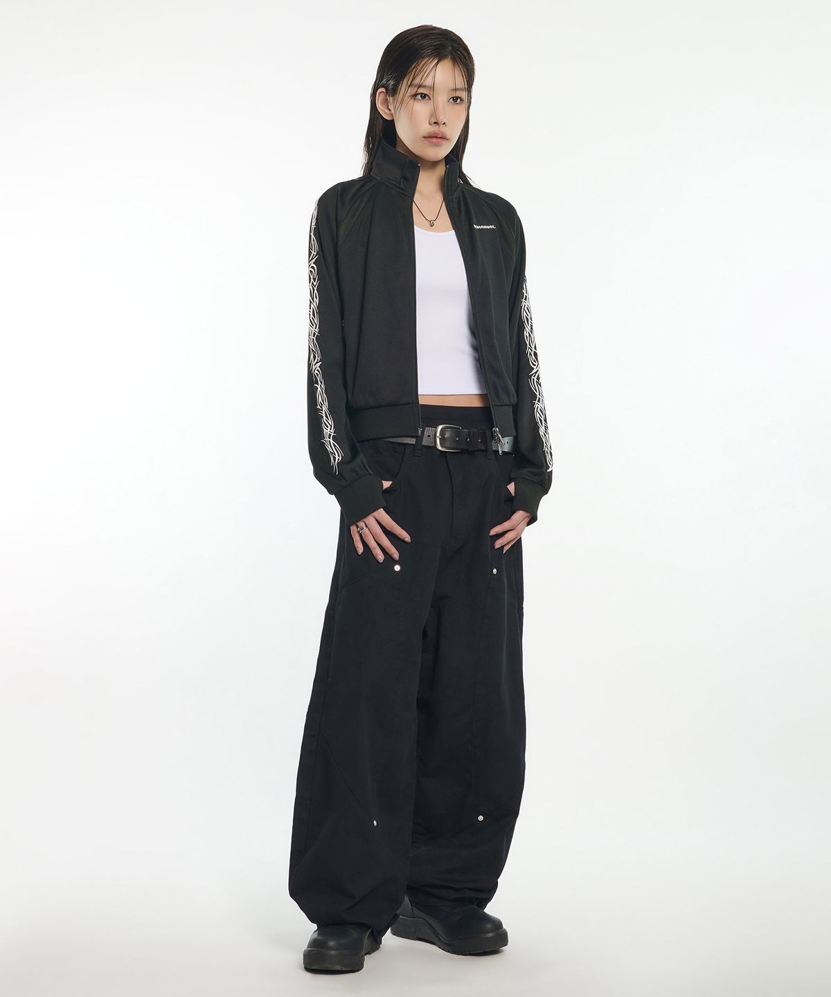 노매뉴얼(NOMANUAL) EMBROIDERED TRIBAL TRACK TOP - BLACK