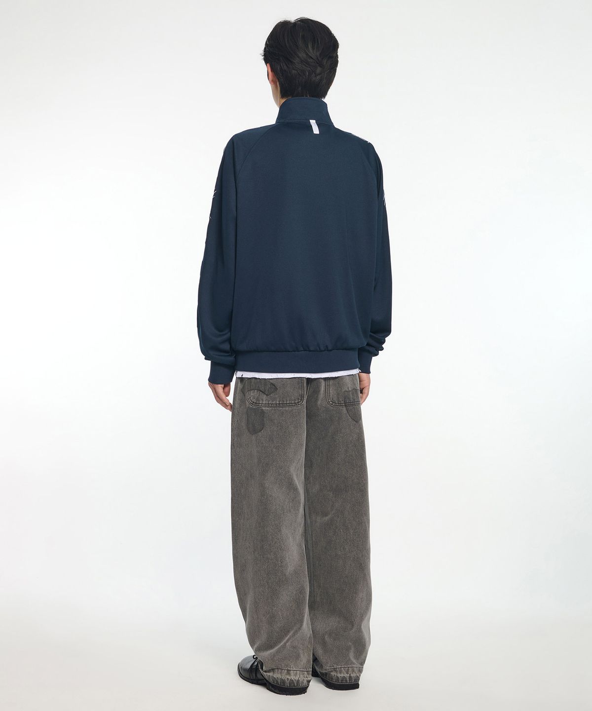 노매뉴얼(NOMANUAL) EMBROIDERED TRIBAL TRACK TOP - NAVY