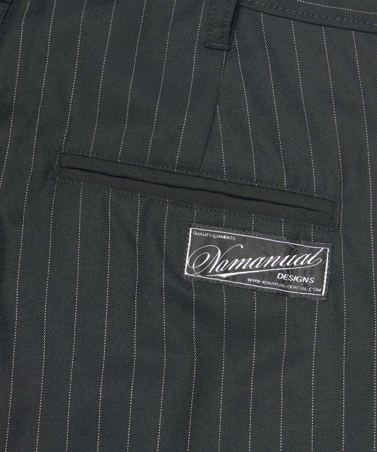 노매뉴얼(NOMANUAL) ONE TUCK PLEATED PANTS - BLACK STRIPE