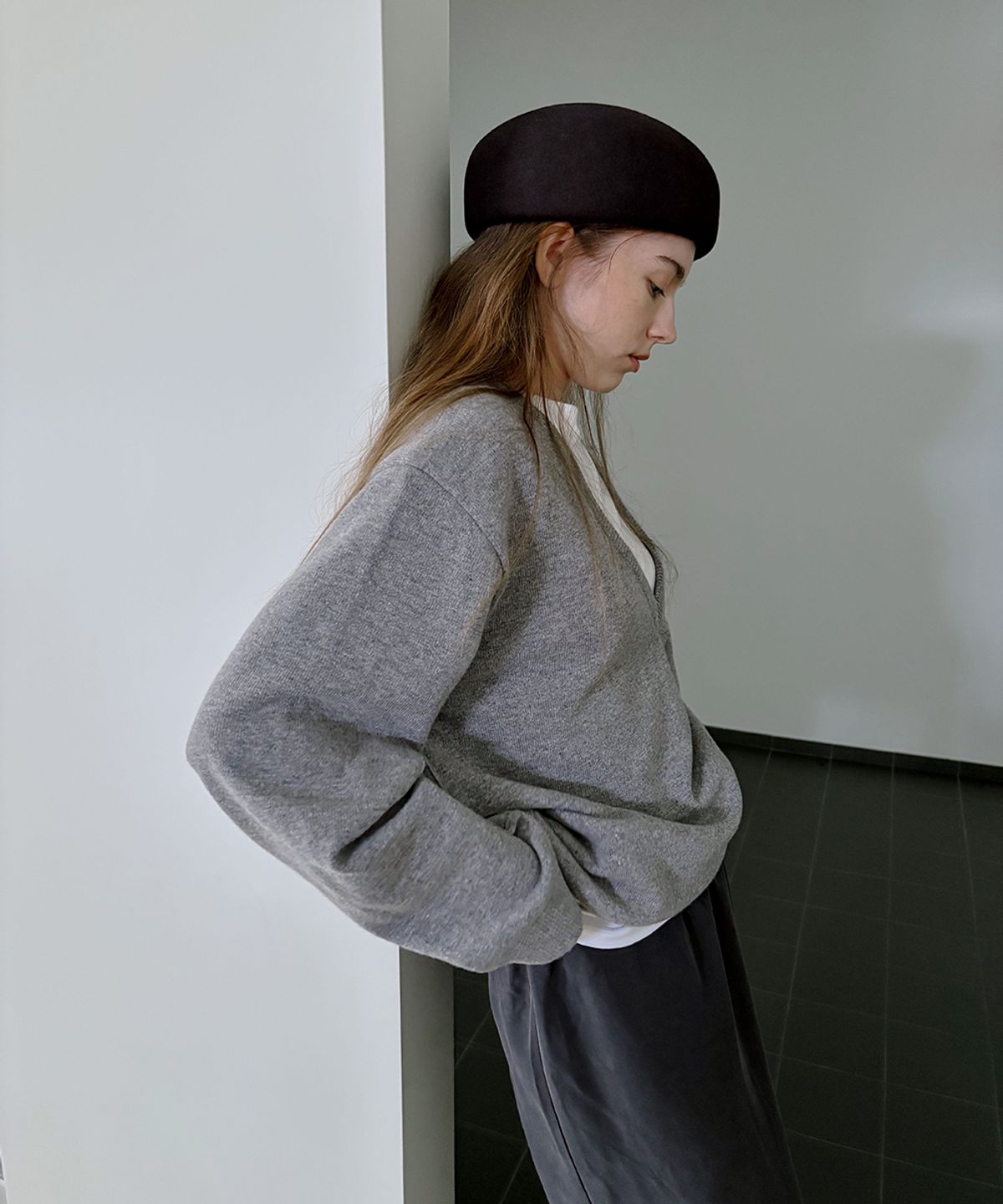오얼즈(OURLS) Deep V-Neck Knit - Gray