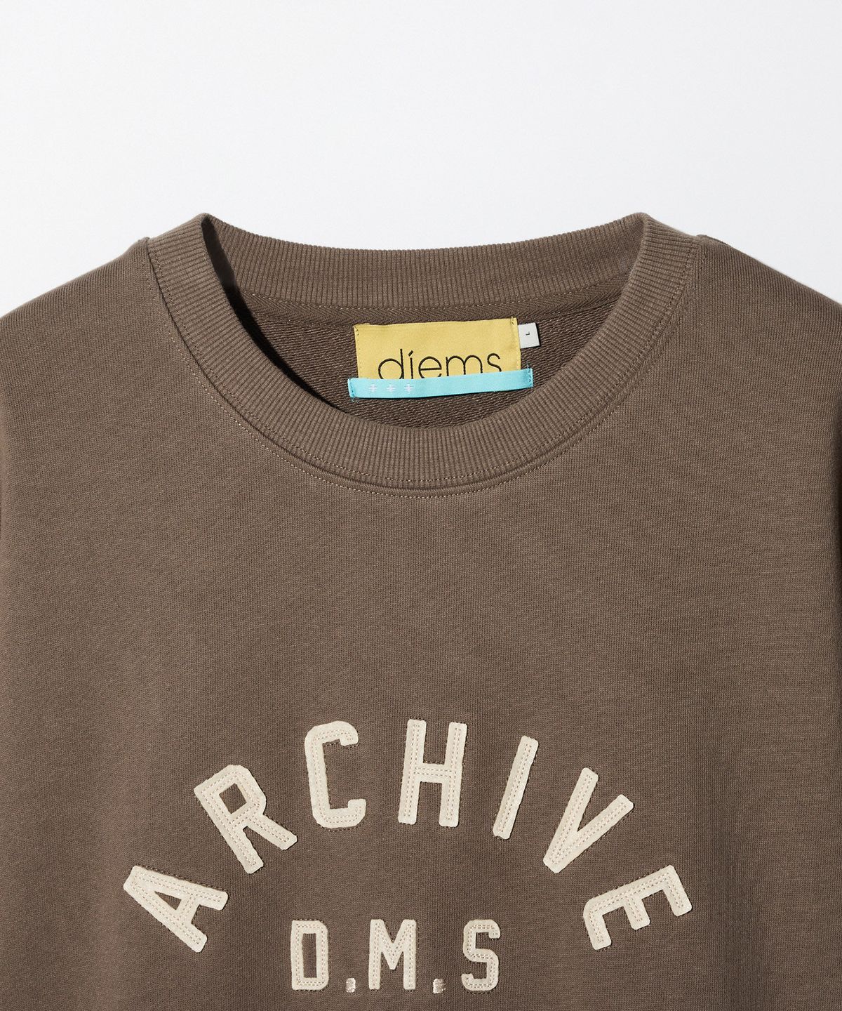 에스티코(STCO) DIEMS 아플리케 셋업 맨투맨_브라운 (세미오버핏)_LTSVC03OSH