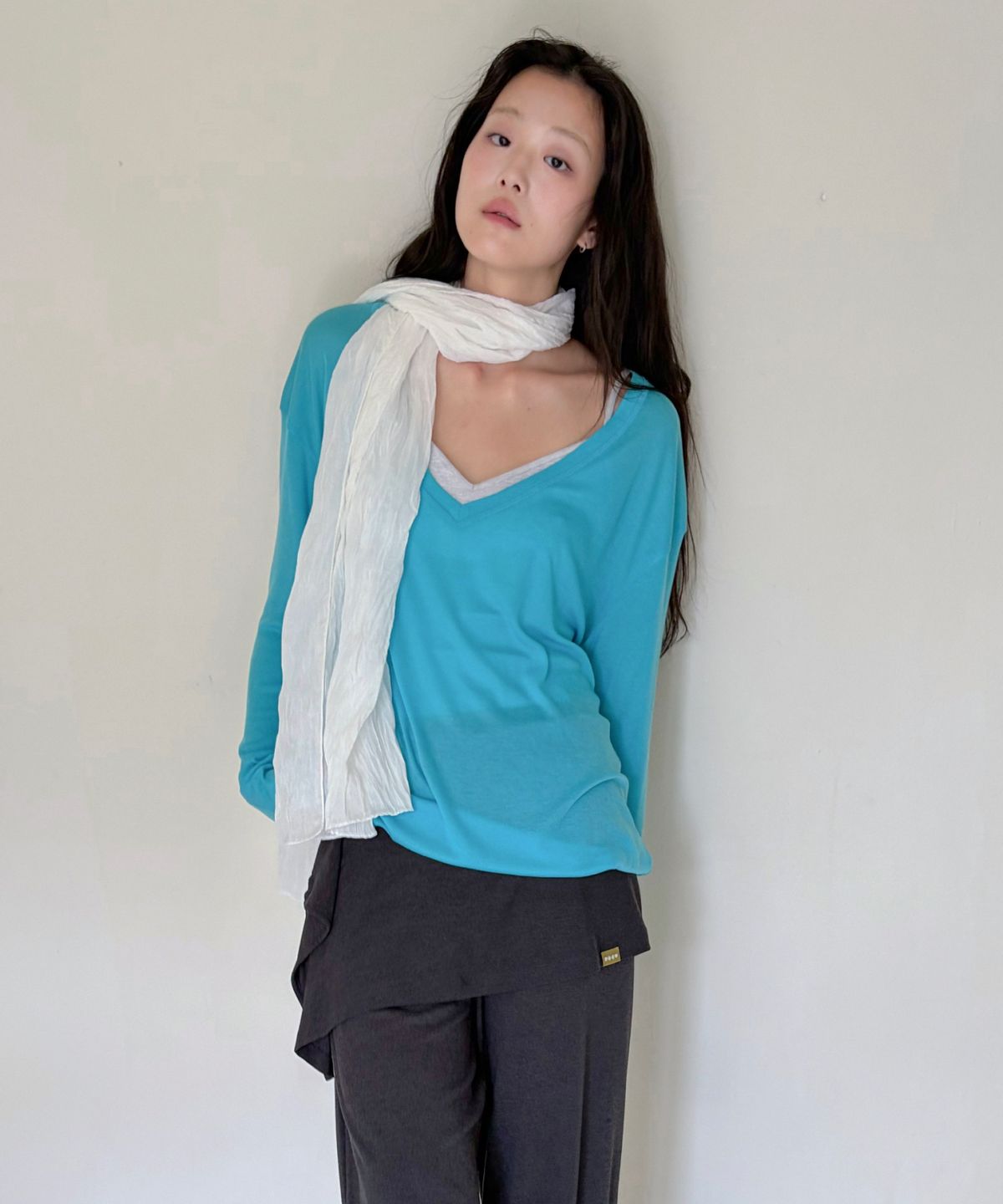 포에브(POEV) Flower Contrast V-Neck Top - Blue
