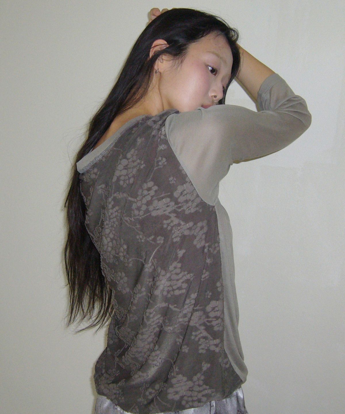 포에브(POEV) Flower Contrast V-Neck Top - Khaki Brown