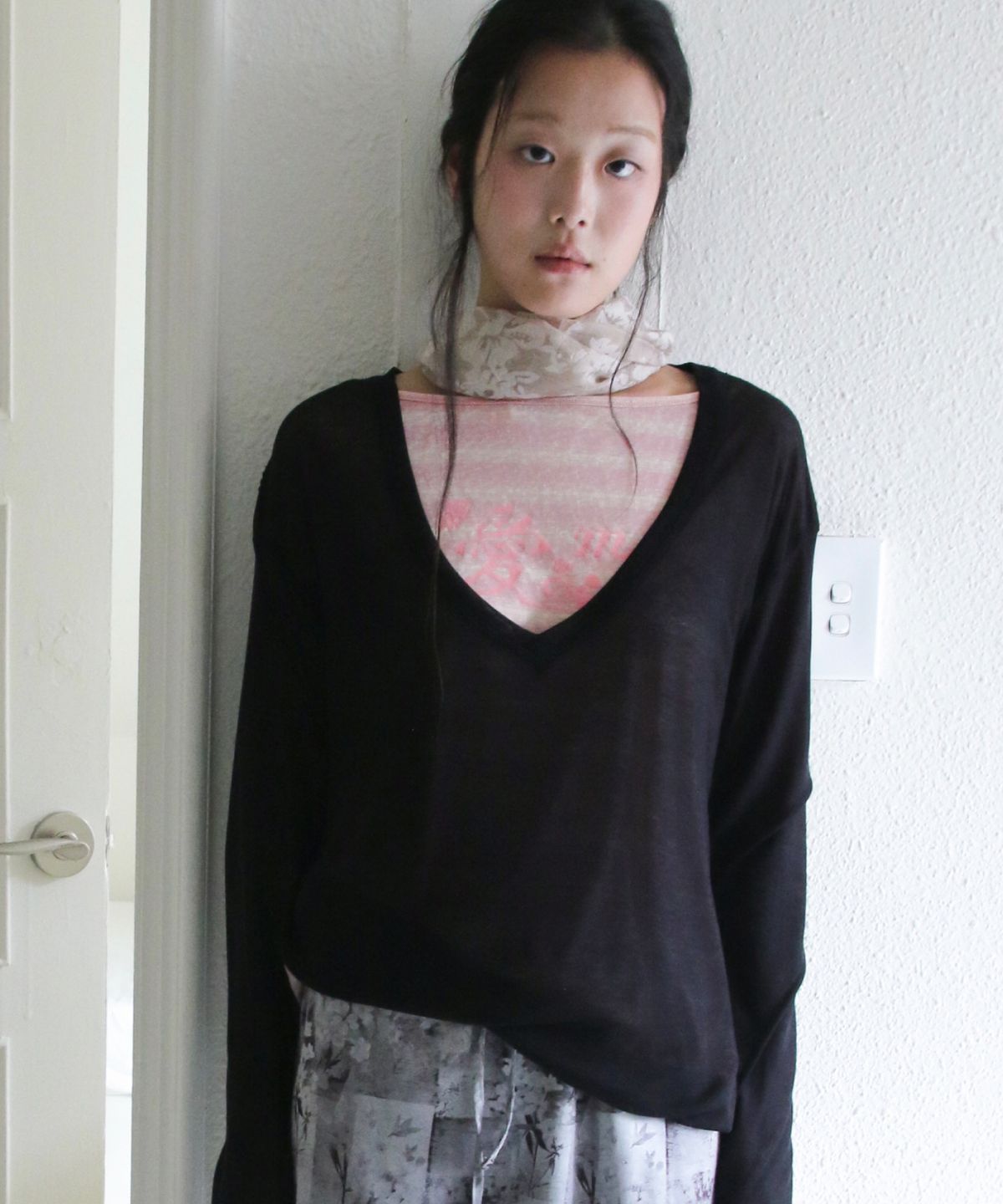 포에브(POEV) Flower Contrast V-Neck Top - Black