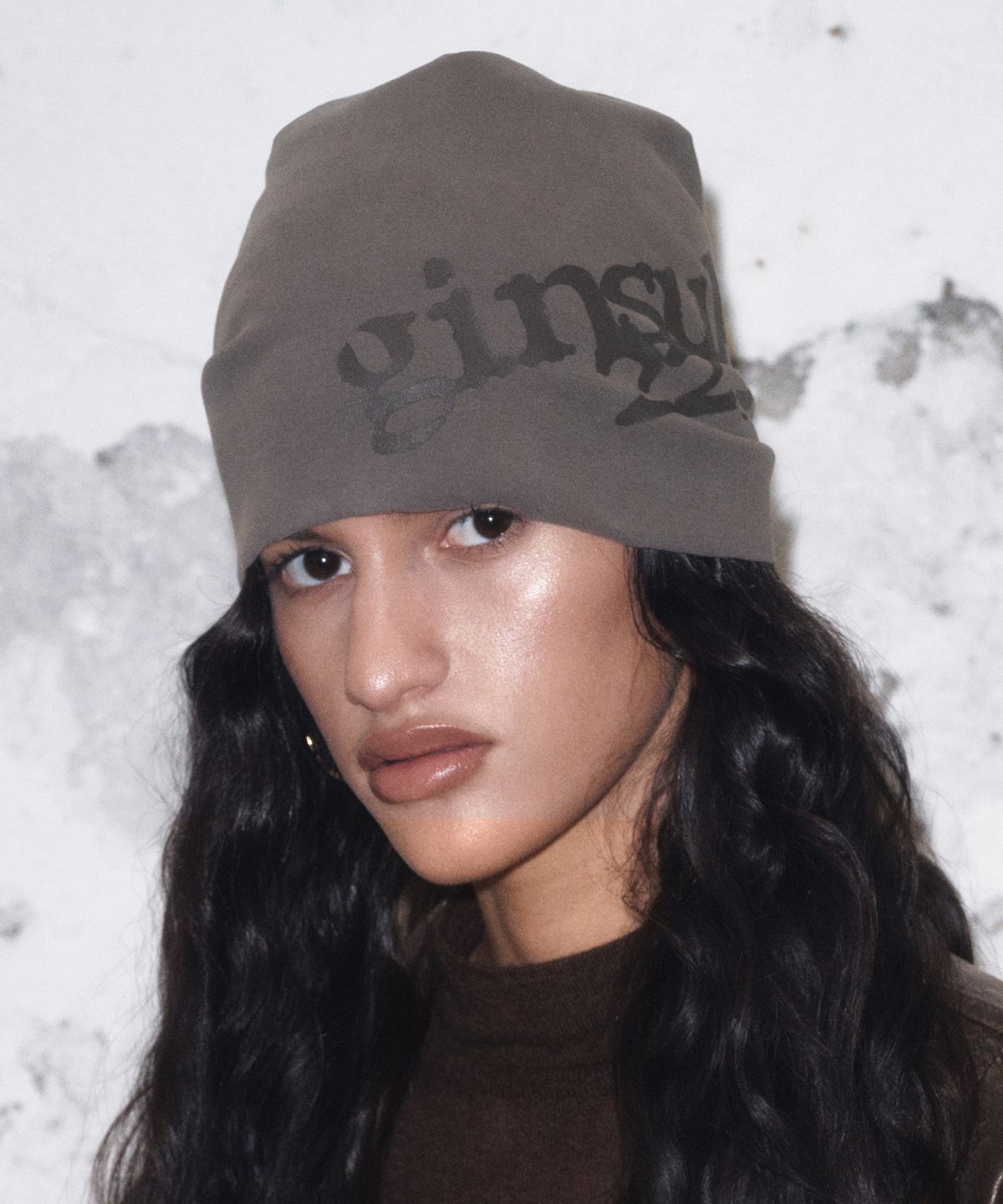 긴스키(GINSUKI) [긴스키 X 물바다]SLOUCHY LOGO BEANIE (CHARCOAL)
