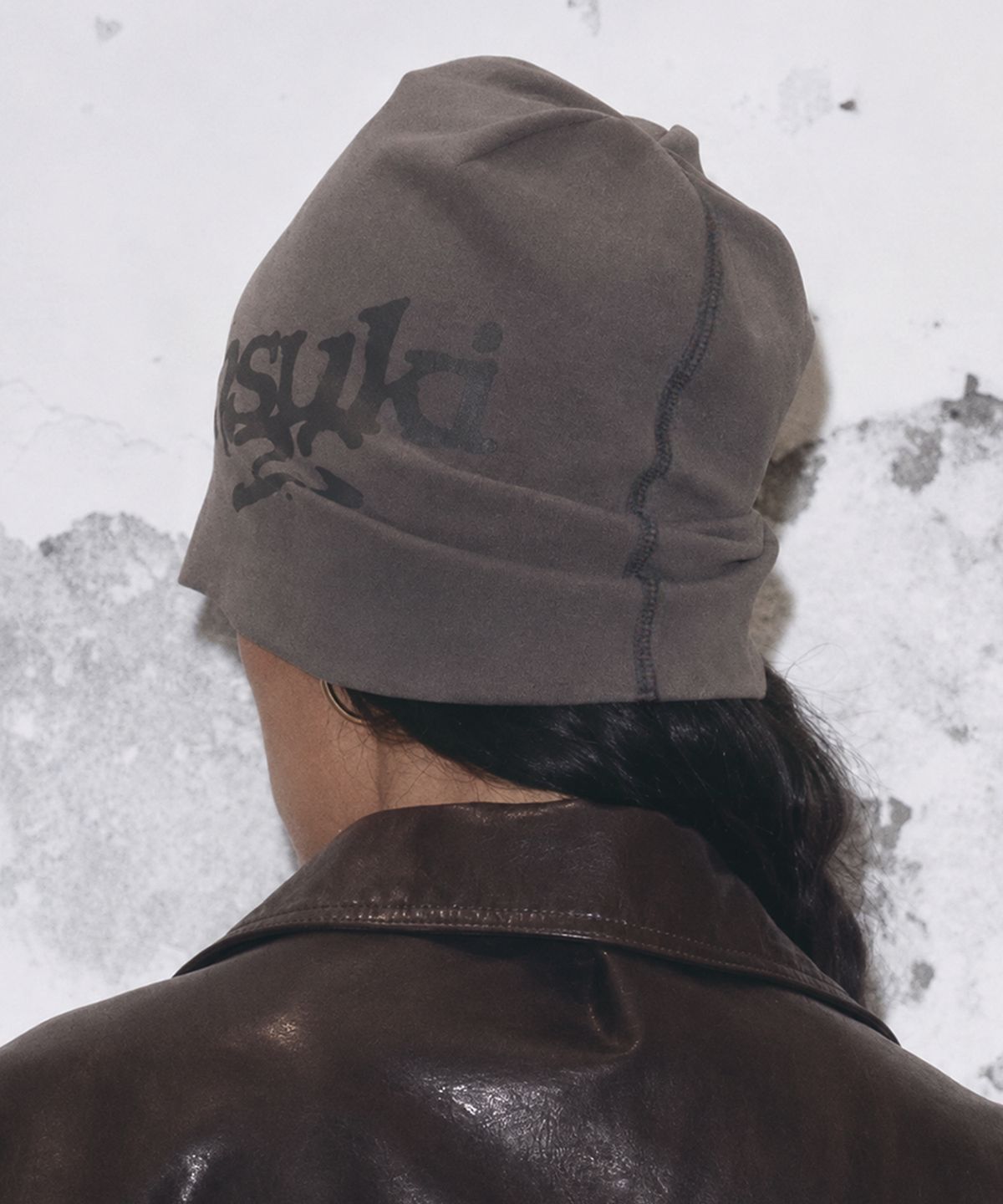 긴스키(GINSUKI) [긴스키 X 물바다]SLOUCHY LOGO BEANIE (CHARCOAL)