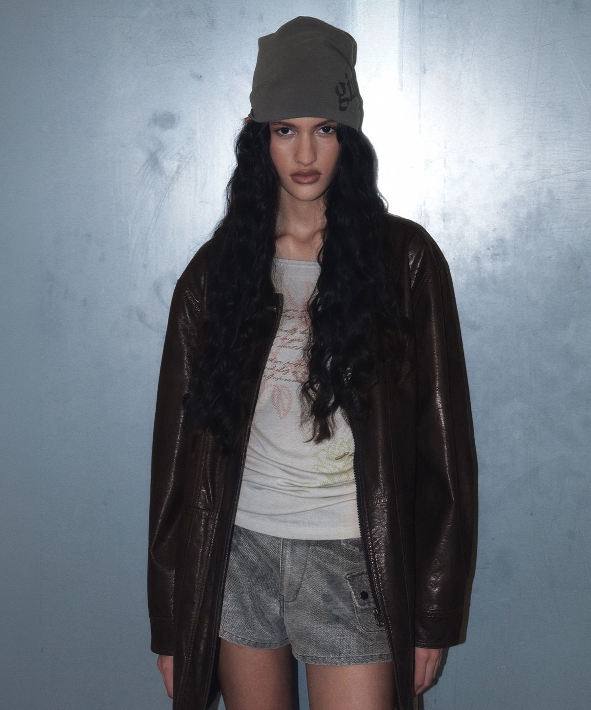 긴스키(GINSUKI) [긴스키 X 물바다]SLOUCHY LOGO BEANIE (CHARCOAL)