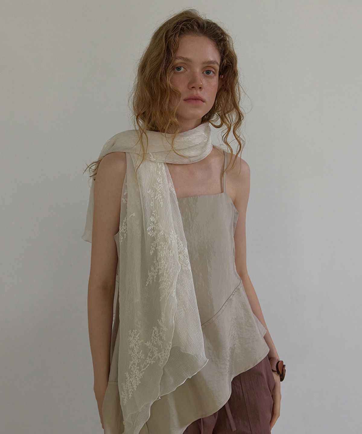 론크(LONQUE) EMBROIDERED LACE SCARF (IVORY)