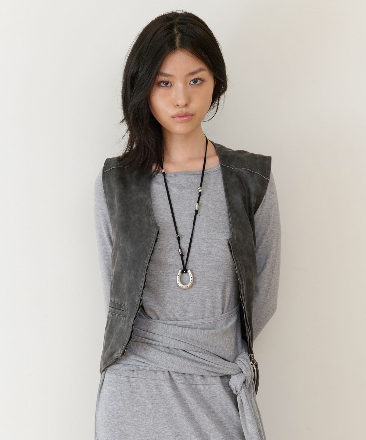 더바이닐하우스(THEVINYLHOUSE) FADED LEATHER VEST JACKET BLACK