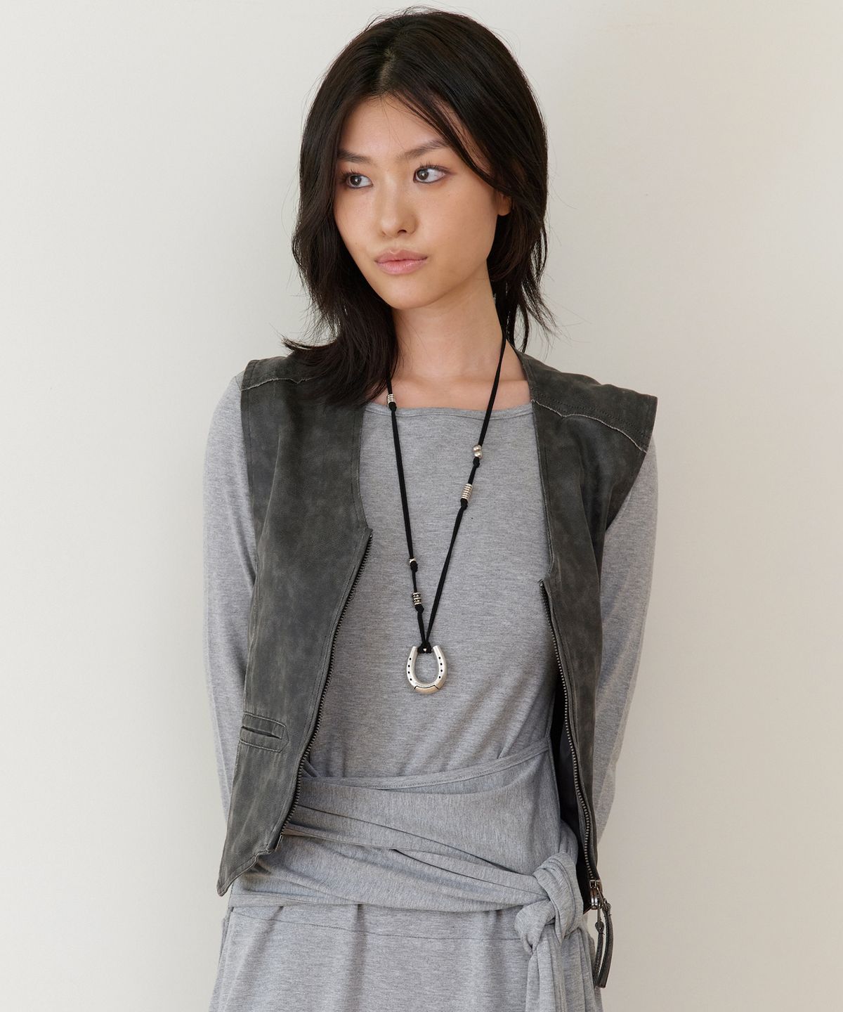 더바이닐하우스(THEVINYLHOUSE) FADED LEATHER VEST JACKET BLACK