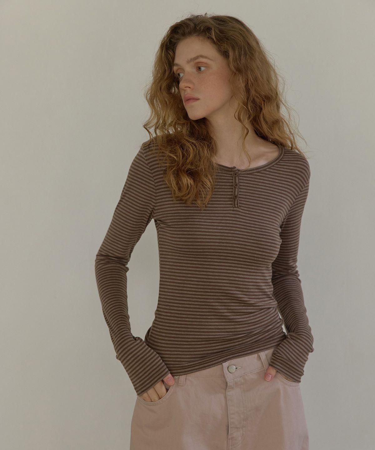 론크(LONQUE) STRIPE HENLEY NECK LONG SLEEVE T-SHIRT (BROWN)