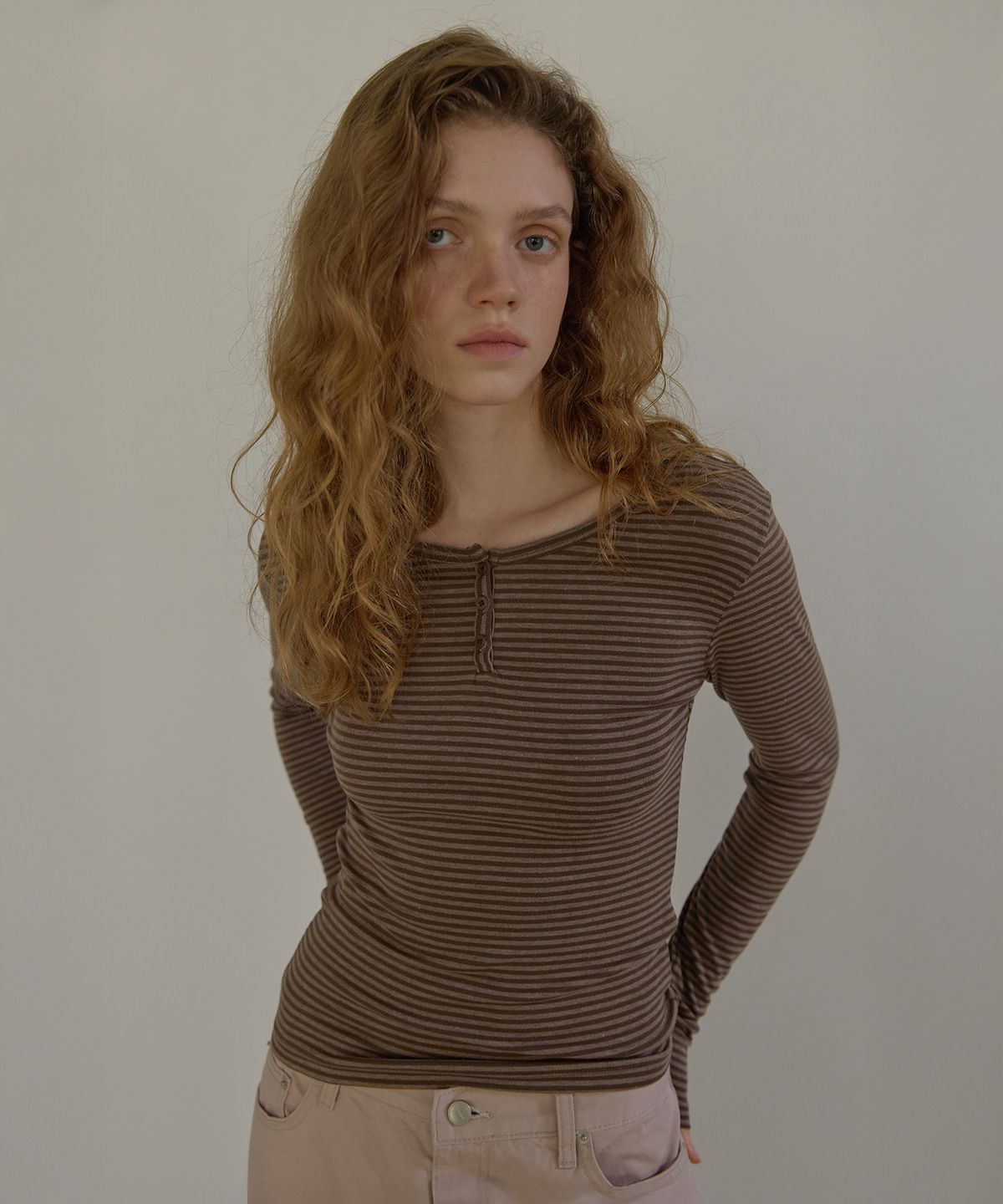 론크(LONQUE) STRIPE HENLEY NECK LONG SLEEVE T-SHIRT (BROWN)