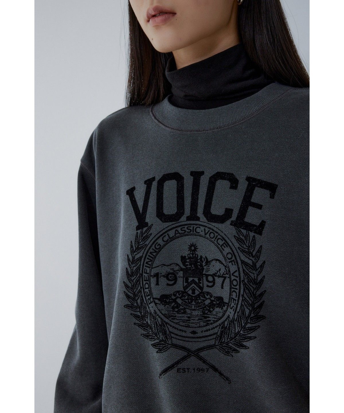 보브(VOICE OF VOICES) 피그먼트 엠블럼 맨투맨 _챠콜 _7156440001