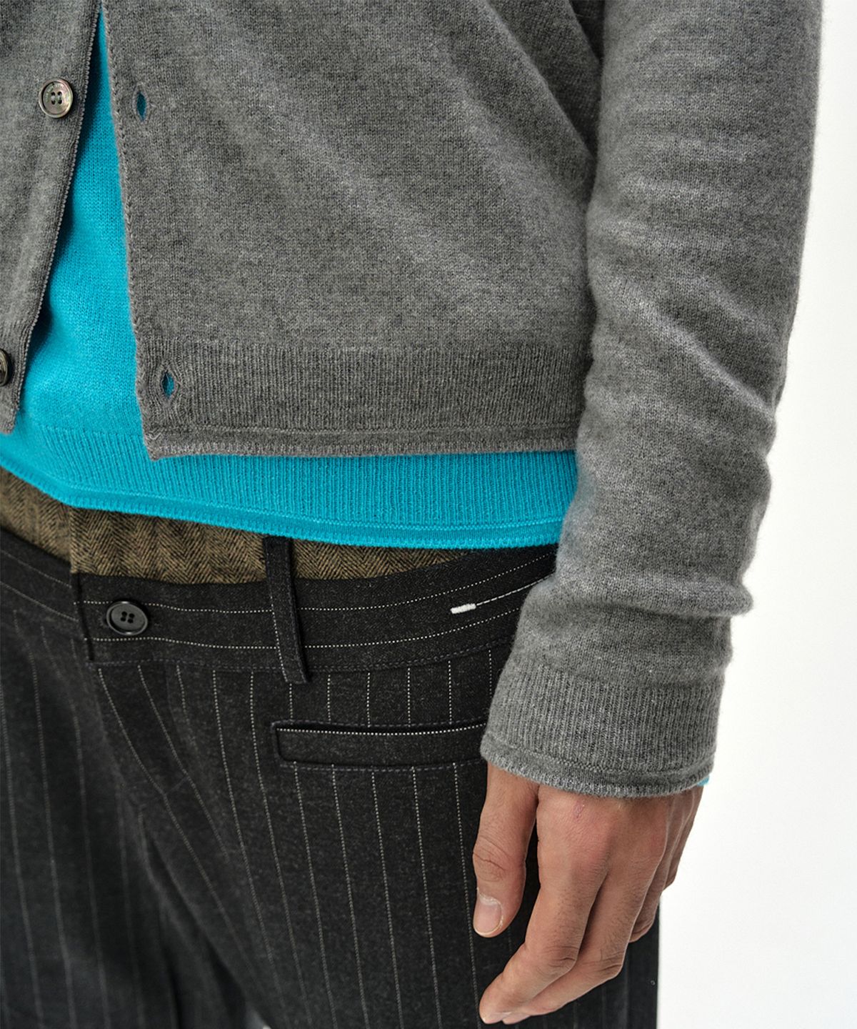 앤더슨벨(ADSB ANDERSSON BELL) SHANE CASHMERE CREW-NECK CARDIGAN (GREY)
