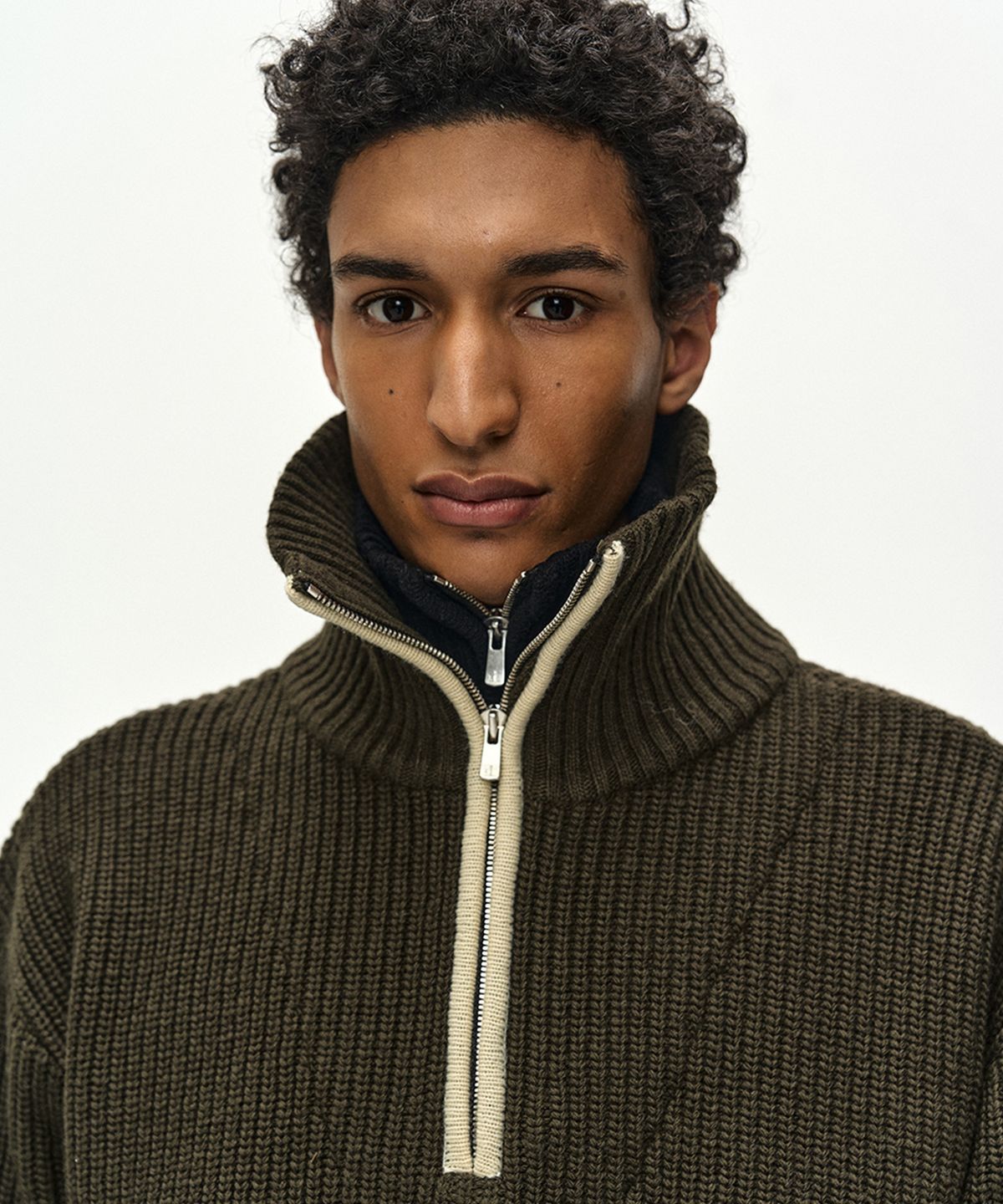 앤더슨벨(ADSB ANDERSSON BELL) DOUBLE LAYERED QUARTER ZIP-UP SWEATER (KHAKI/BLACK)
