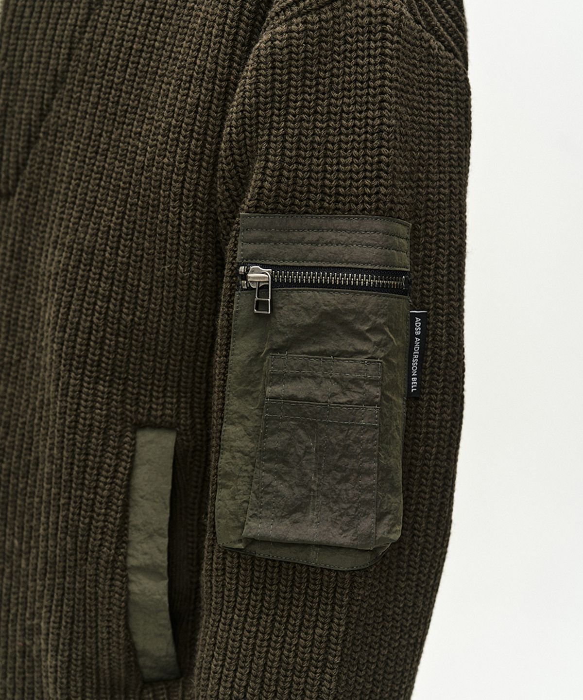 앤더슨벨(ADSB ANDERSSON BELL) DOUBLE LAYERED QUARTER ZIP-UP SWEATER (KHAKI/BLACK)