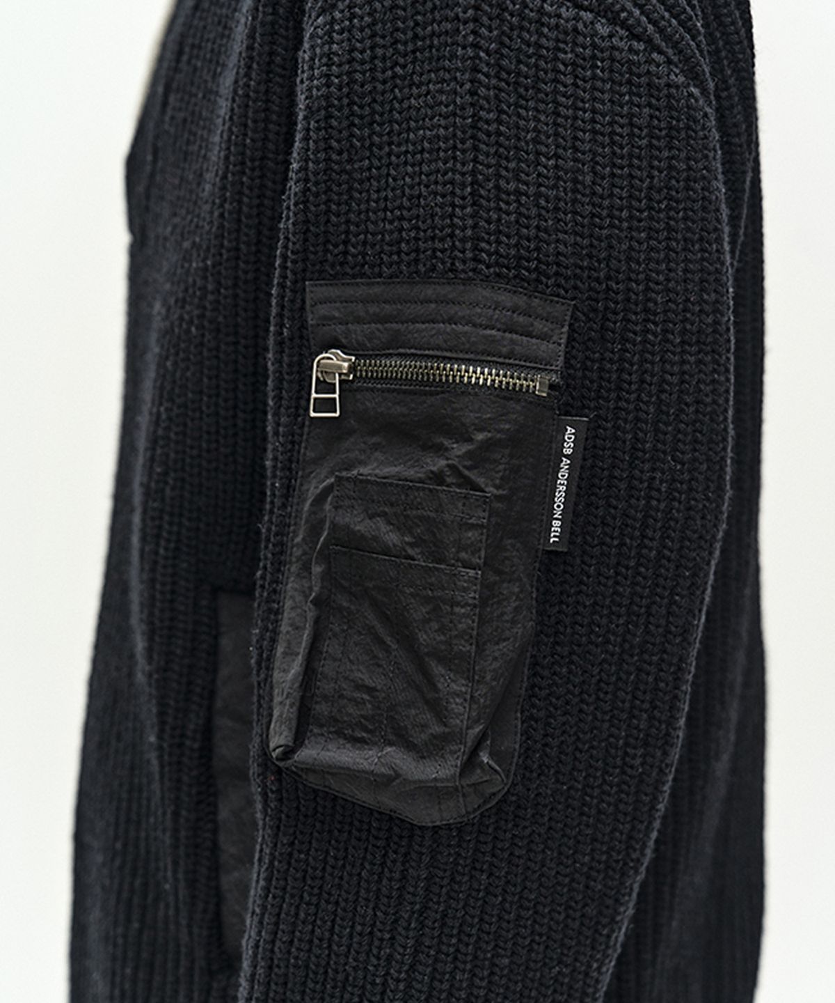 앤더슨벨(ADSB ANDERSSON BELL) DOUBLE LAYERED QUARTER ZIP-UP SWEATER (BLACK/GREY)