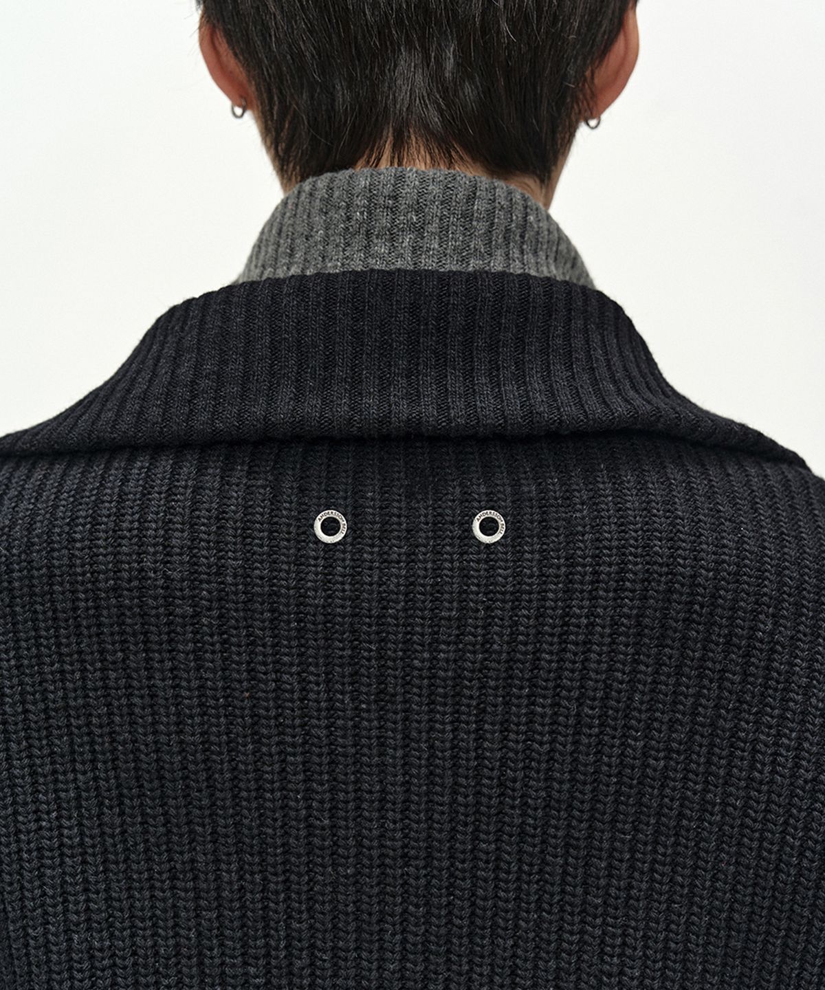 앤더슨벨(ADSB ANDERSSON BELL) DOUBLE LAYERED QUARTER ZIP-UP SWEATER (BLACK/GREY)