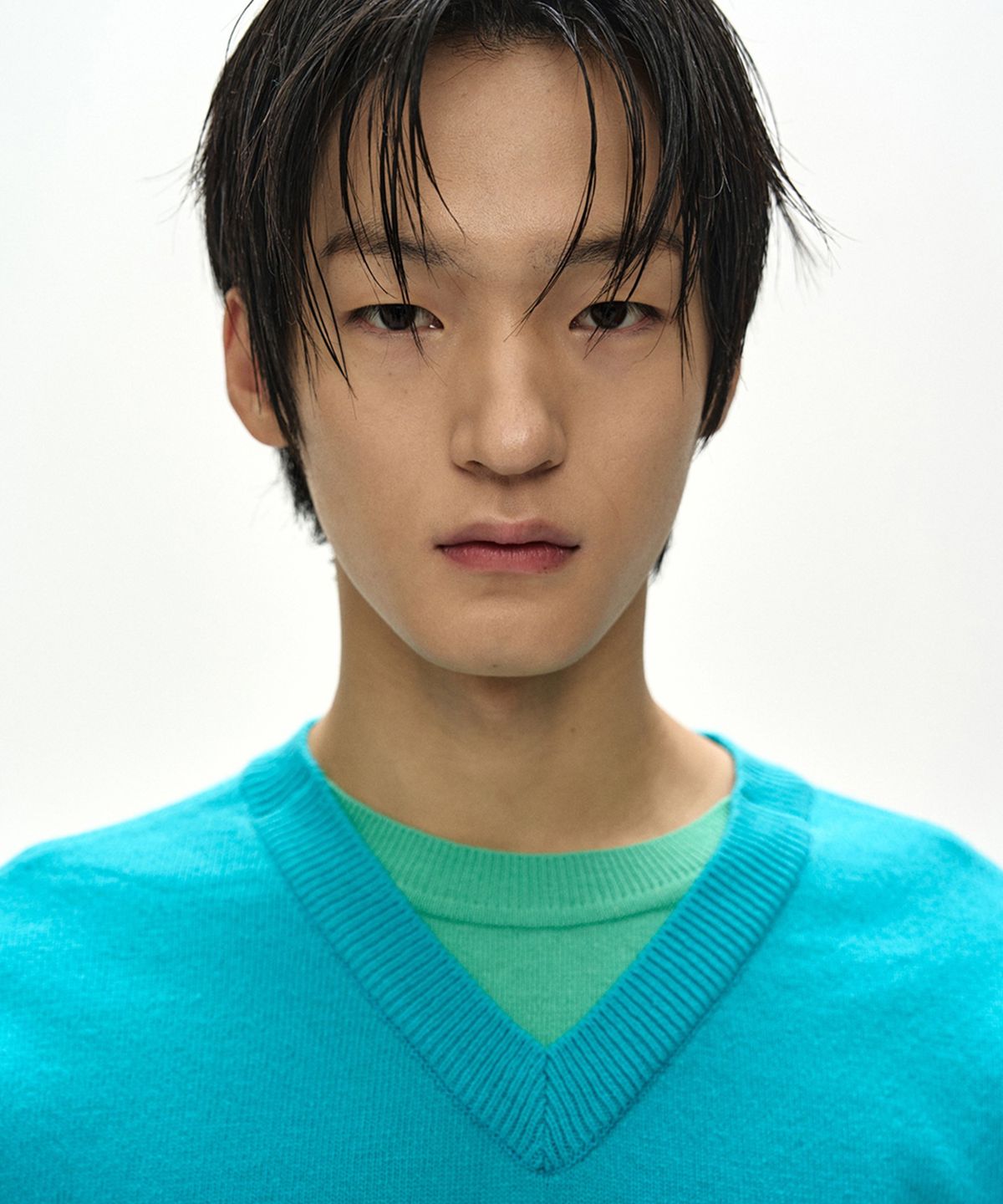앤더슨벨(ADSB ANDERSSON BELL) UNISEX LAYERED V-NECK SWEATER (SKY BLUE)