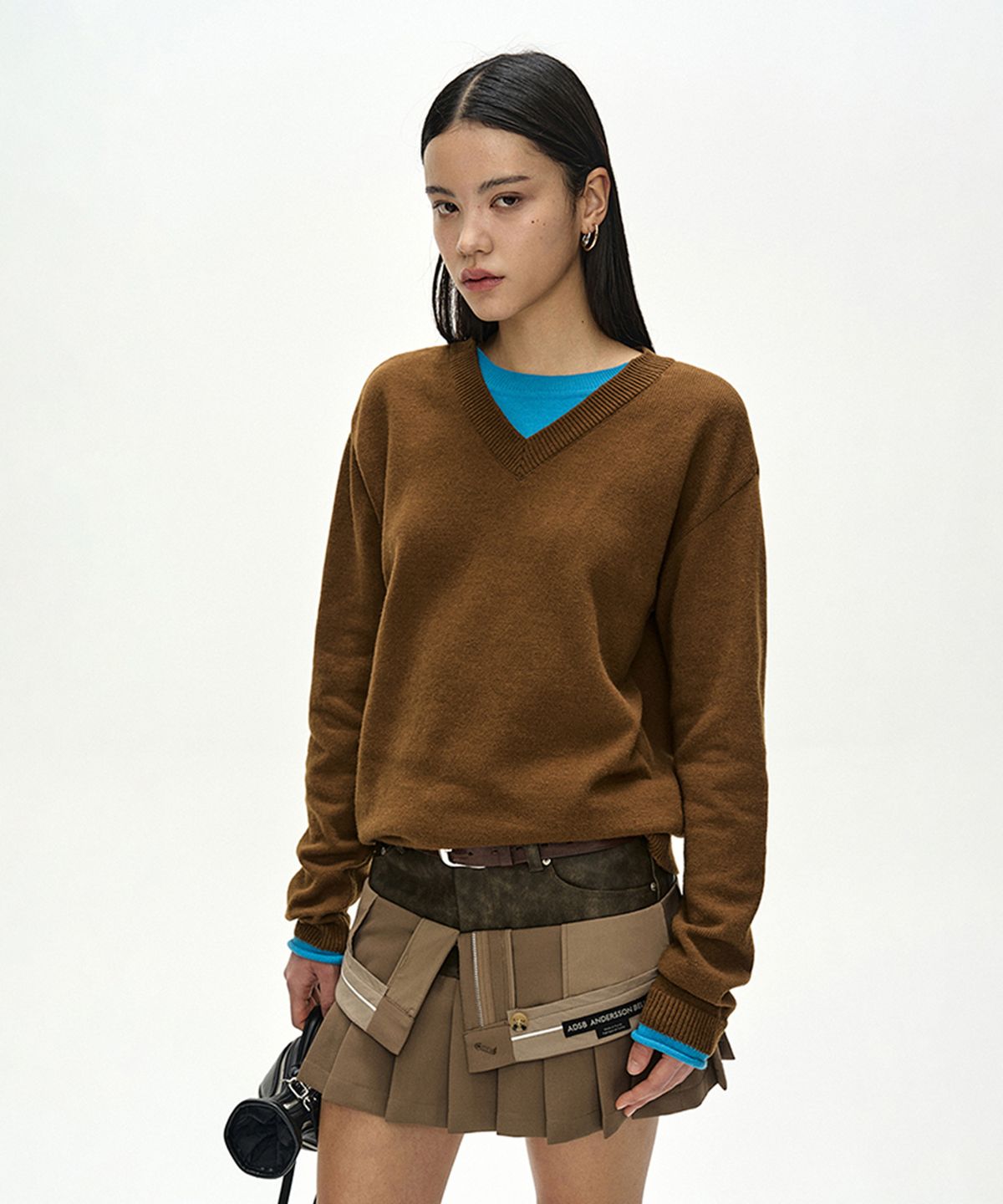 앤더슨벨(ADSB ANDERSSON BELL) UNISEX LAYERED V-NECK SWEATER (BROWN)