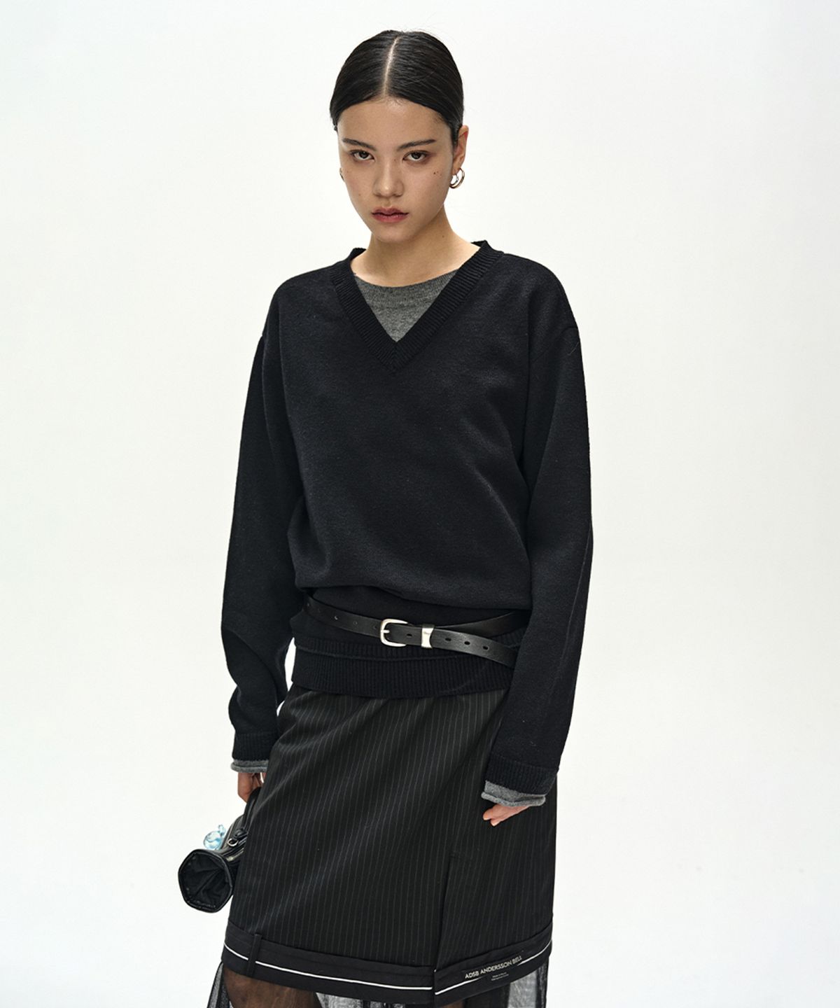 앤더슨벨(ADSB ANDERSSON BELL) UNISEX LAYERED V-NECK SWEATER (BLACK)