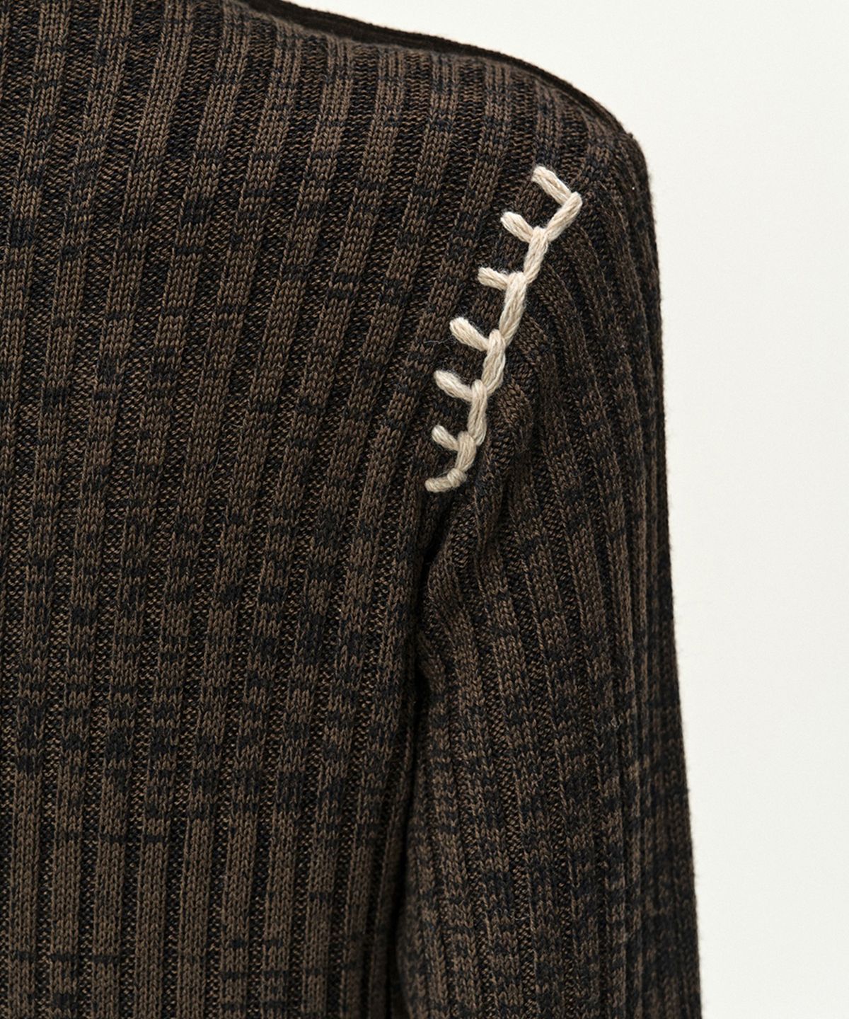 앤더슨벨(ADSB ANDERSSON BELL) ASYMMETRIC TWIST BUTTON TOP (MULTI)