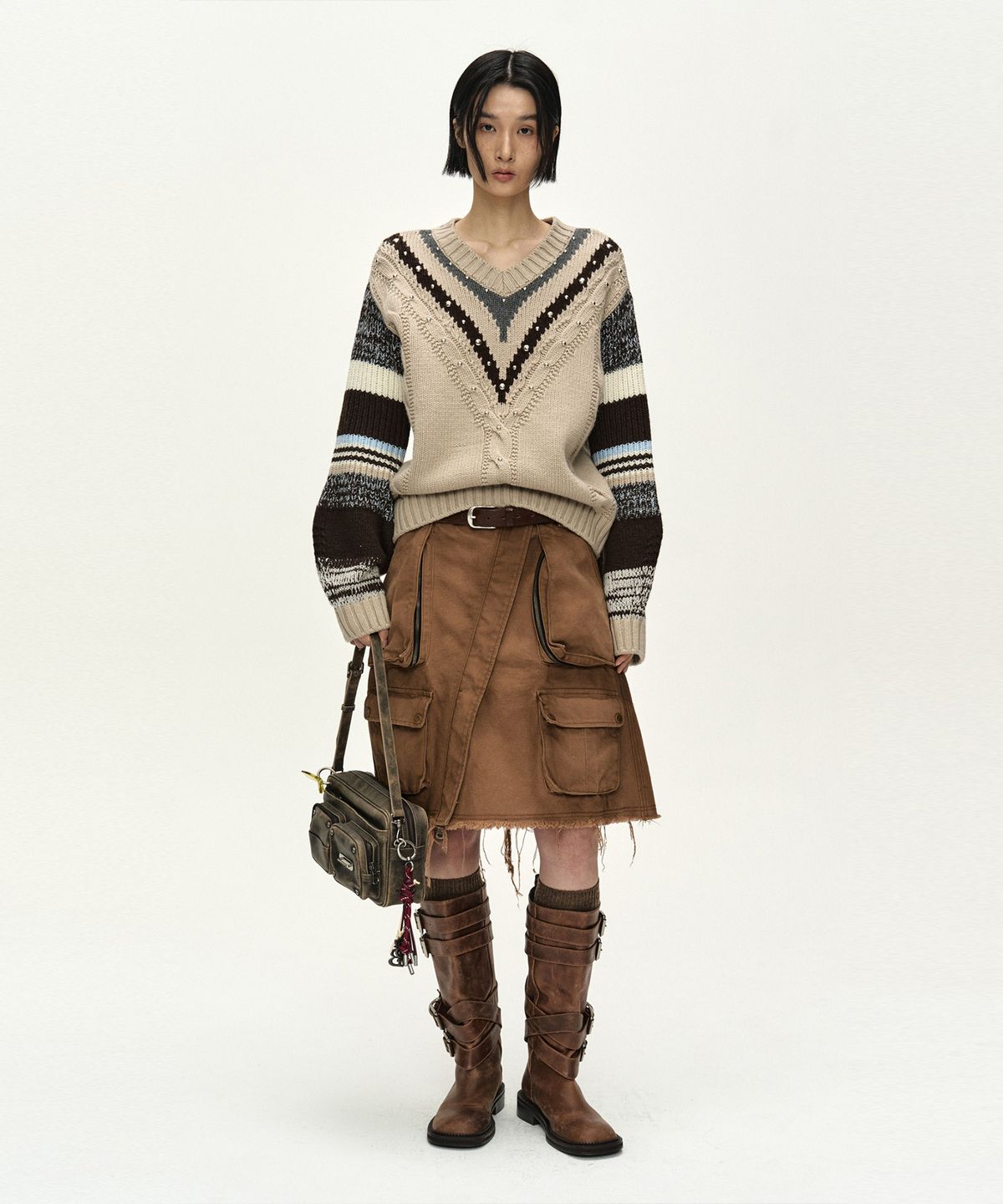 앤더슨벨(ADSB ANDERSSON BELL) STUDDED CABLE V-NECK MULTI-STRIPE PULLOVER (IVORY)