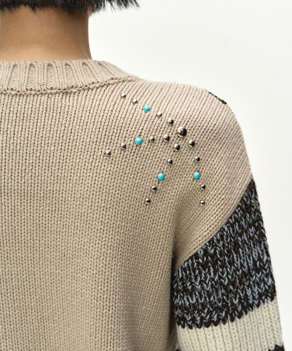 앤더슨벨(ADSB ANDERSSON BELL) STUDDED CABLE V-NECK MULTI-STRIPE PULLOVER (IVORY)