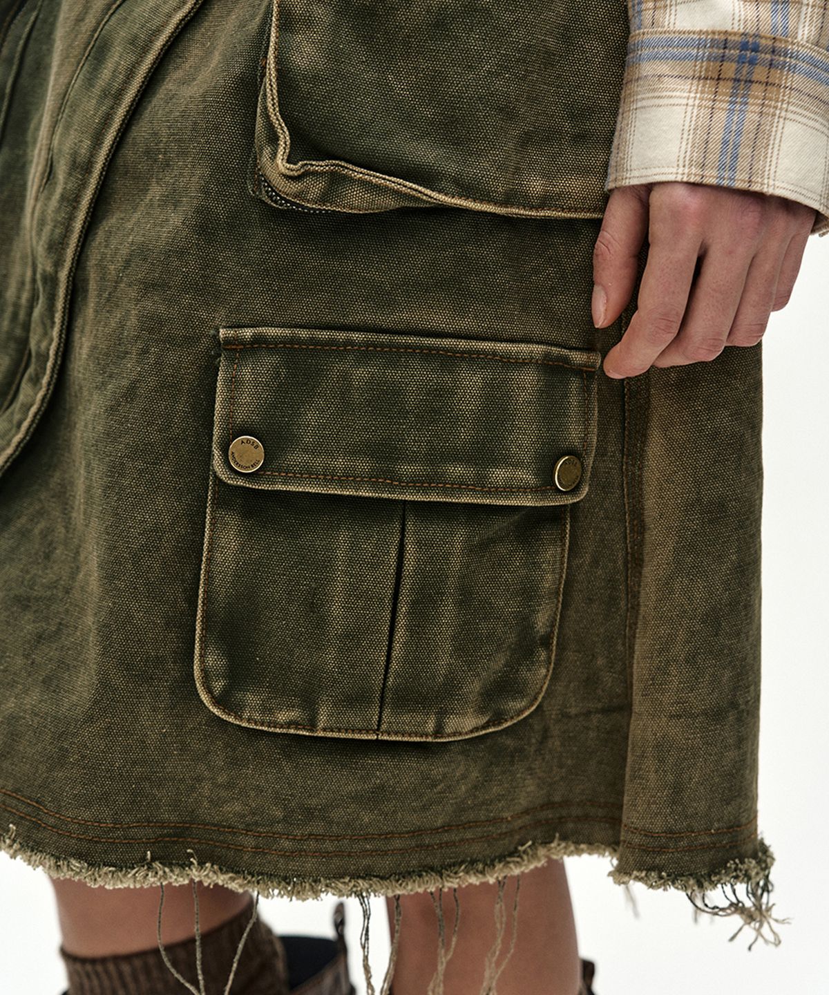 앤더슨벨(ADSB ANDERSSON BELL) CARGO POCKET WRAP SKIRT (KHAKI)