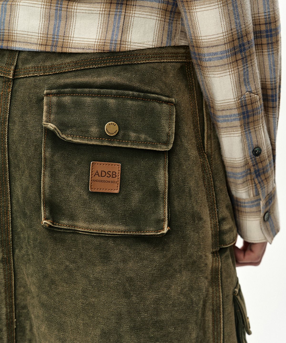 앤더슨벨(ADSB ANDERSSON BELL) CARGO POCKET WRAP SKIRT (KHAKI)