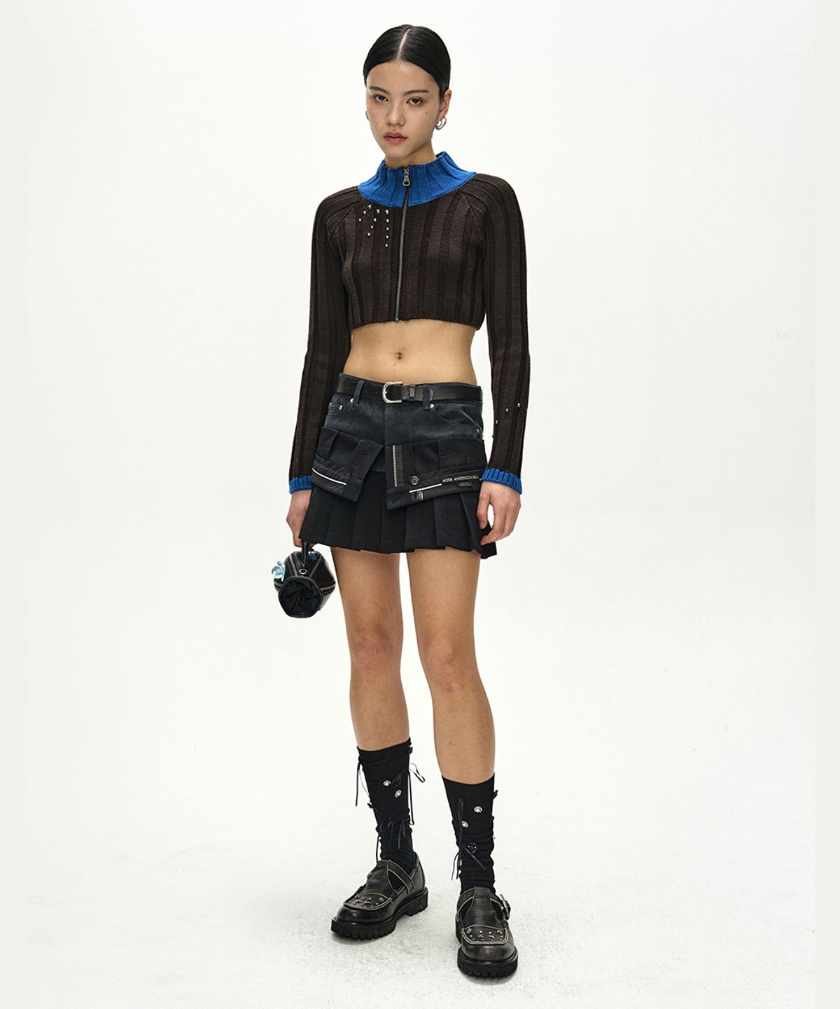 앤더슨벨(ADSB ANDERSSON BELL) STUDDED WIDE RIB CROP ZIP-UP (BROWN/BLUE)