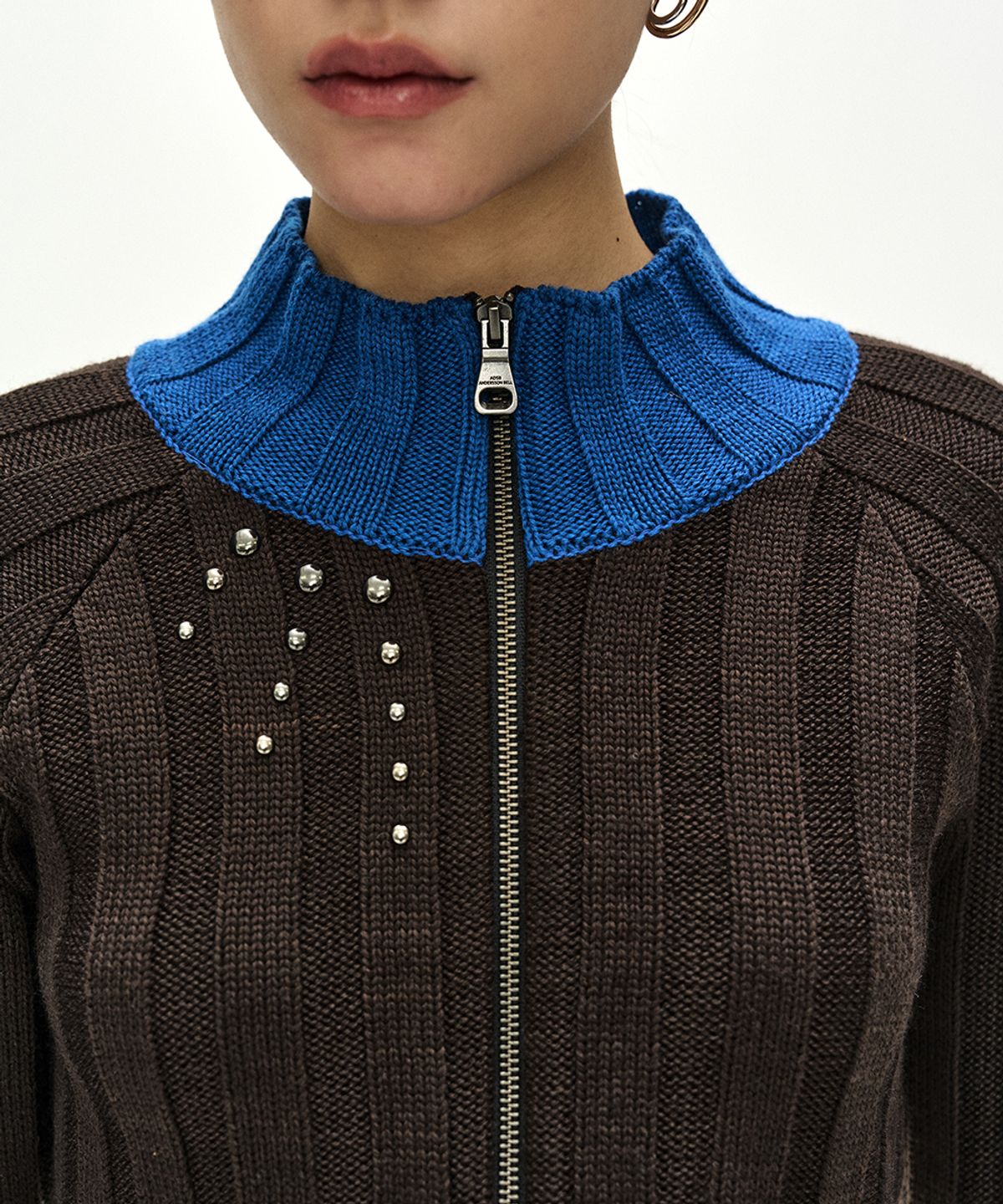 앤더슨벨(ADSB ANDERSSON BELL) STUDDED WIDE RIB CROP ZIP-UP (BROWN/BLUE)