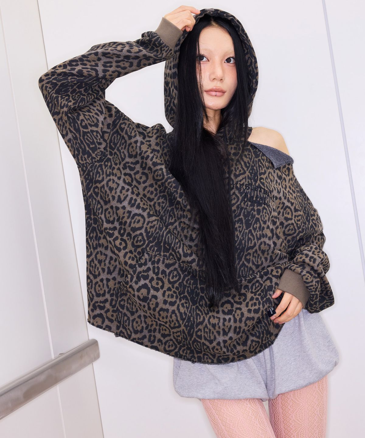 미스테리어스호텔(THE MYSTERIOUS HOTEL) CUT-OUT SHDR HOODIE [LEOPARD]