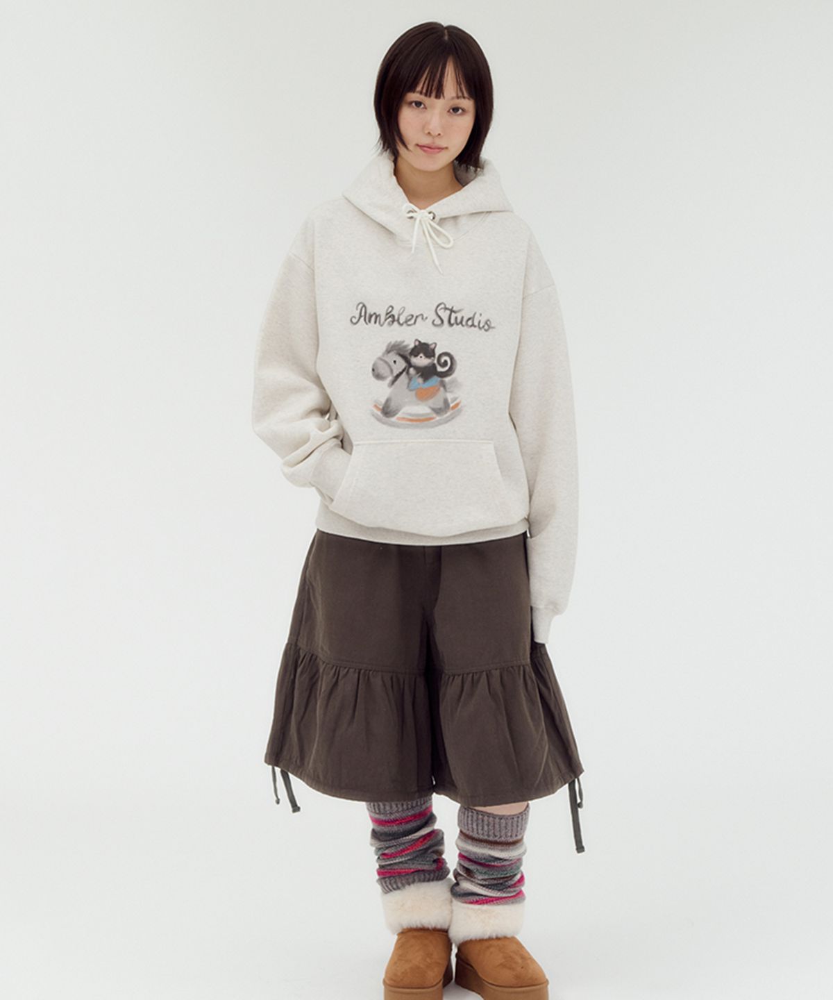 엠블러(AMBLER) Horse Rider Cat 그래픽 후드 티셔츠 AHP1304 (오트밀)