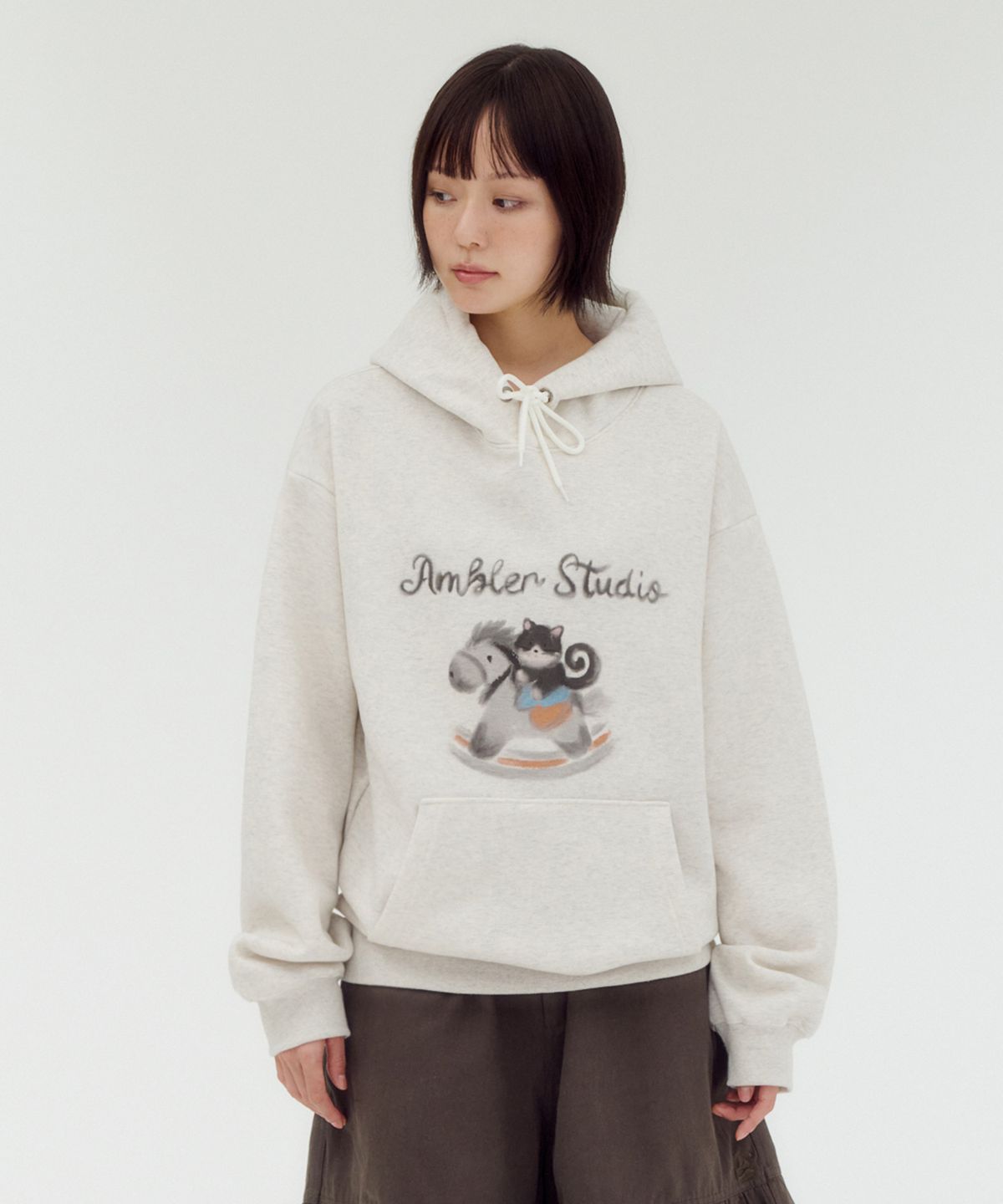 엠블러(AMBLER) Horse Rider Cat 그래픽 후드 티셔츠 AHP1304 (오트밀)