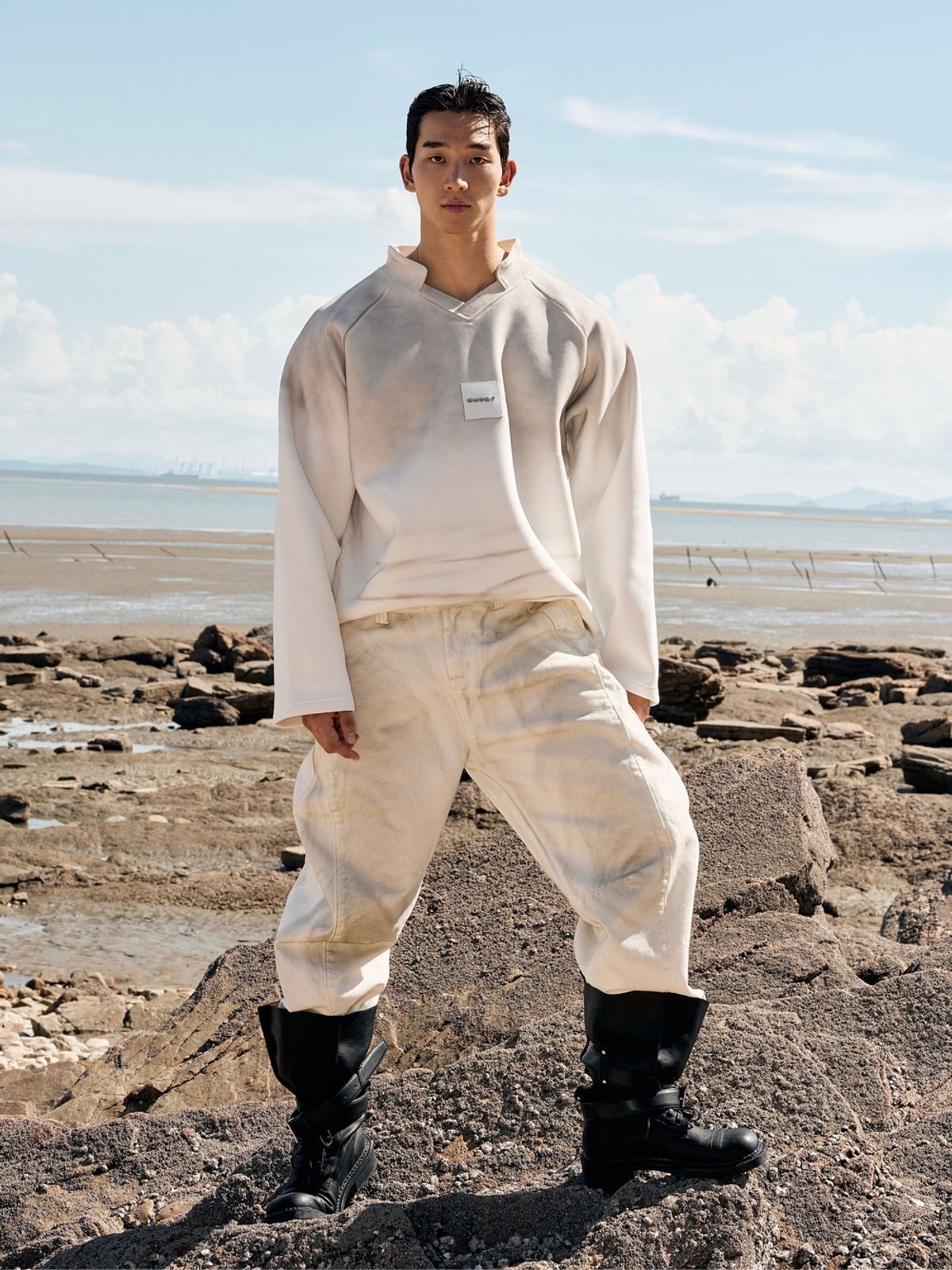 아웃오브(OUTOF) Dirty White Sweat Shirt