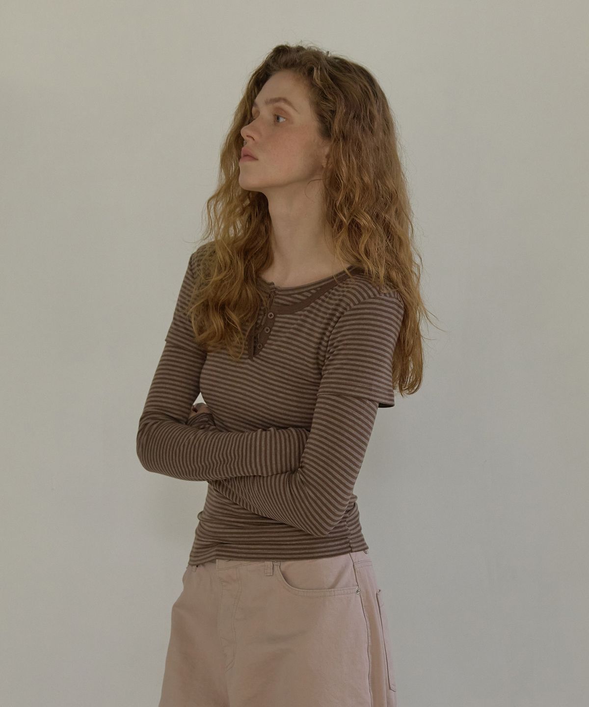 론크(LONQUE) STRIPE HENLEY NECK HALF SLEEVE T-SHIRT (BROWN)