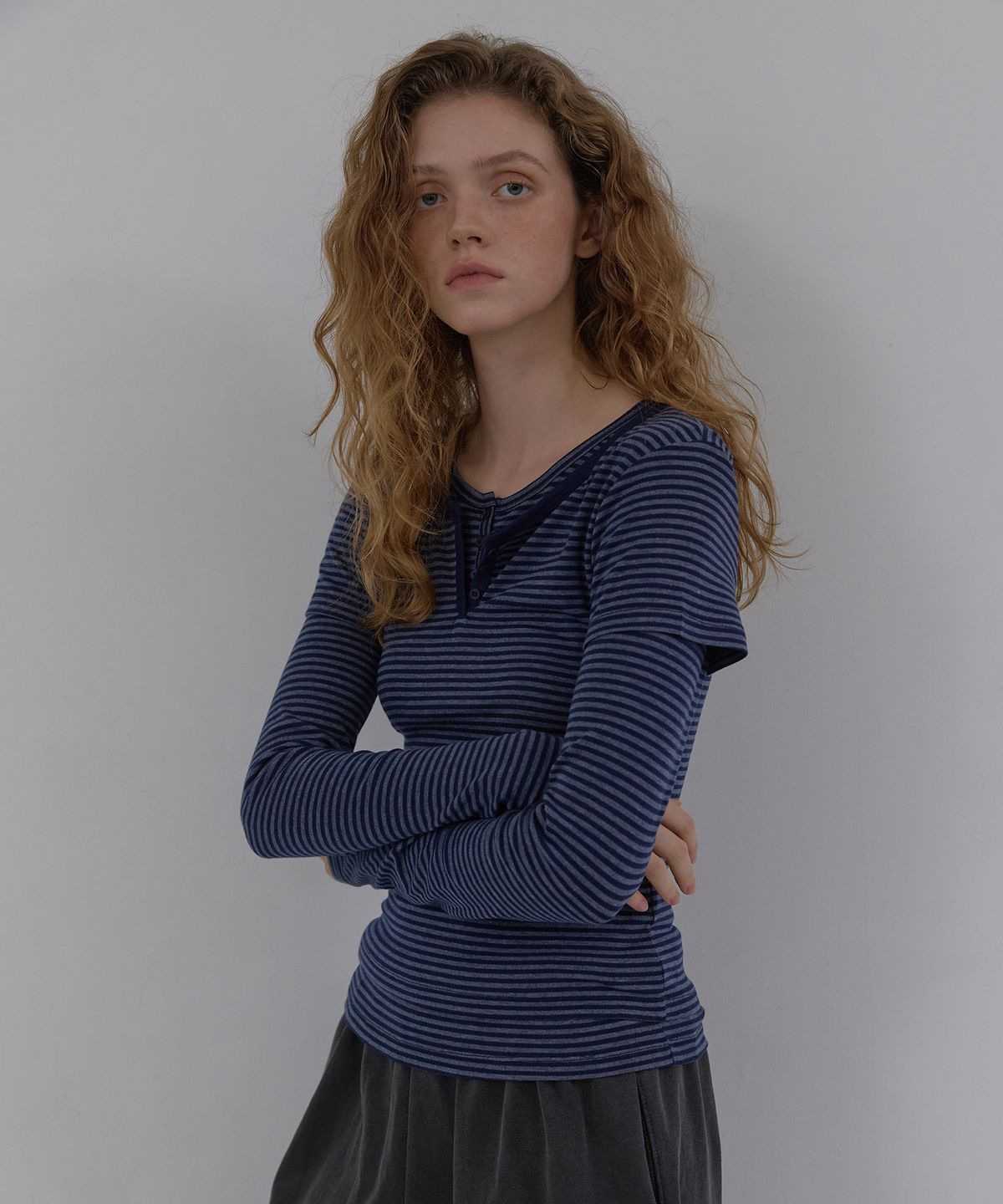 론크(LONQUE) STRIPE HENLEY NECK HALF SLEEVE T-SHIRT (NAVY)