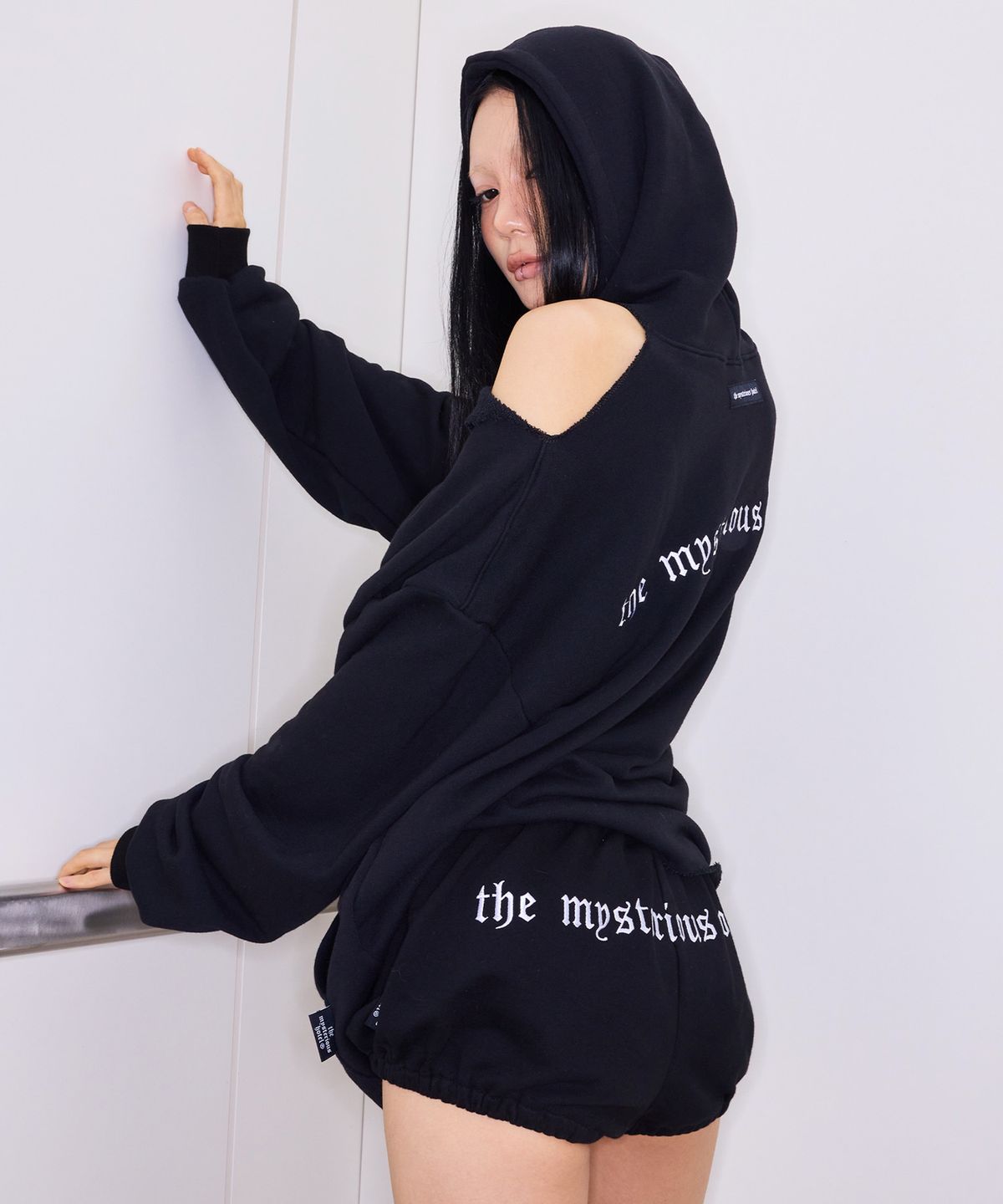 미스테리어스호텔(THE MYSTERIOUS HOTEL) CUT-OUT SHDR HOODIE [BLACK]