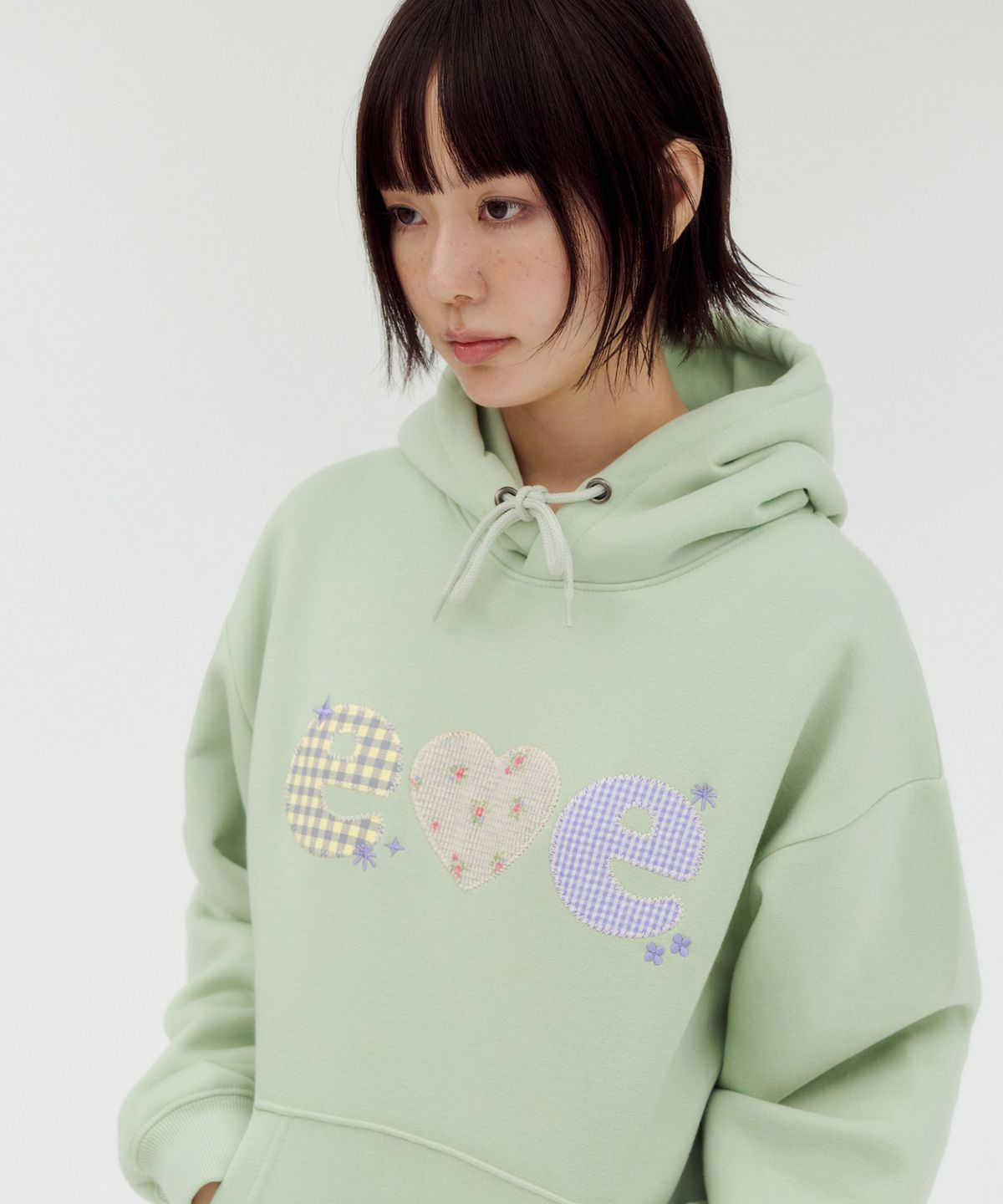엠블러(AMBLER) Check Flower 아플리케 그래픽 후드 티셔츠 AHP1306 (라이트그린)