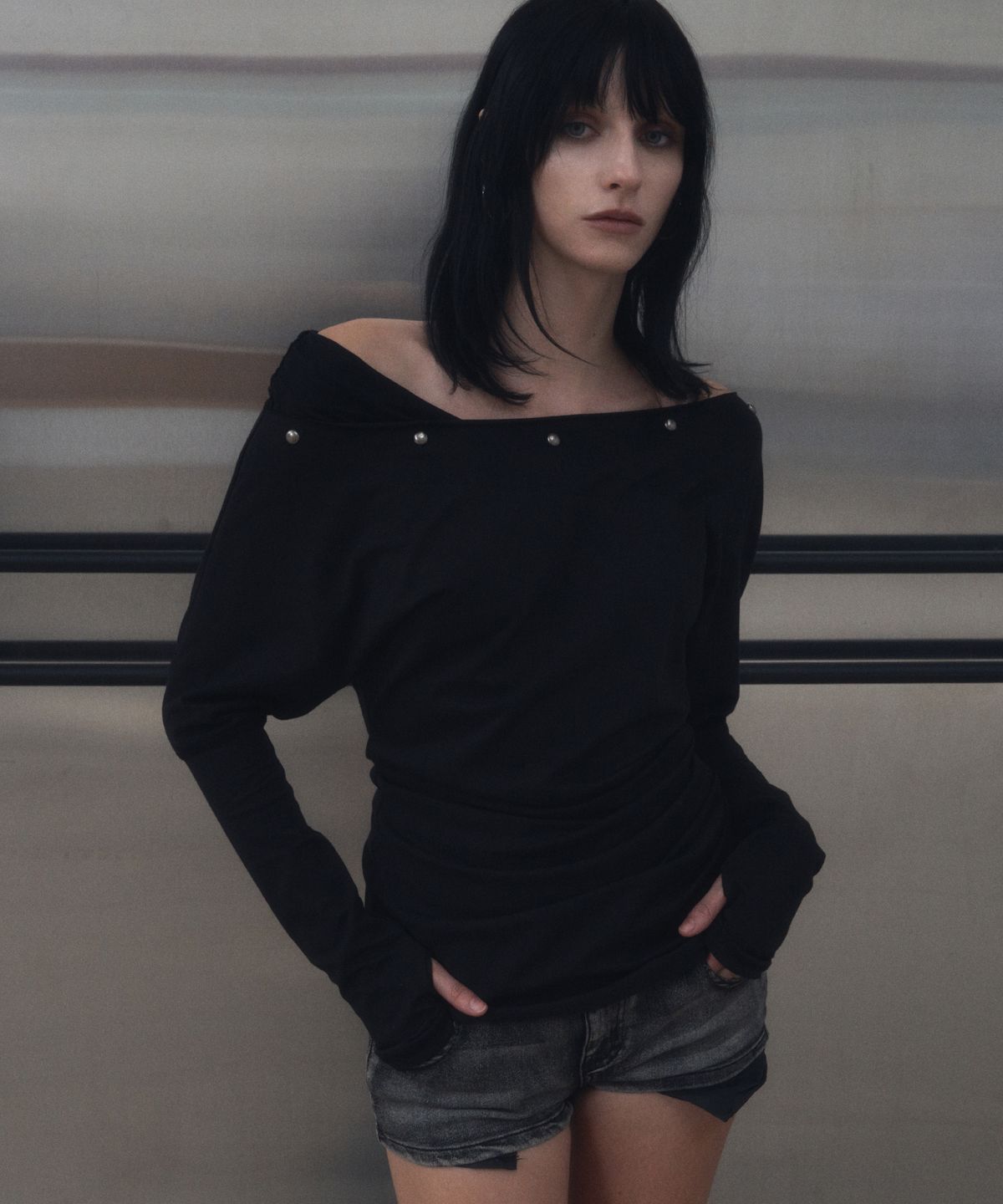 긴스키(GINSUKI) STUDDED OFF-SHOULDER SHIRRING LONG SLEEVE (BLACK)