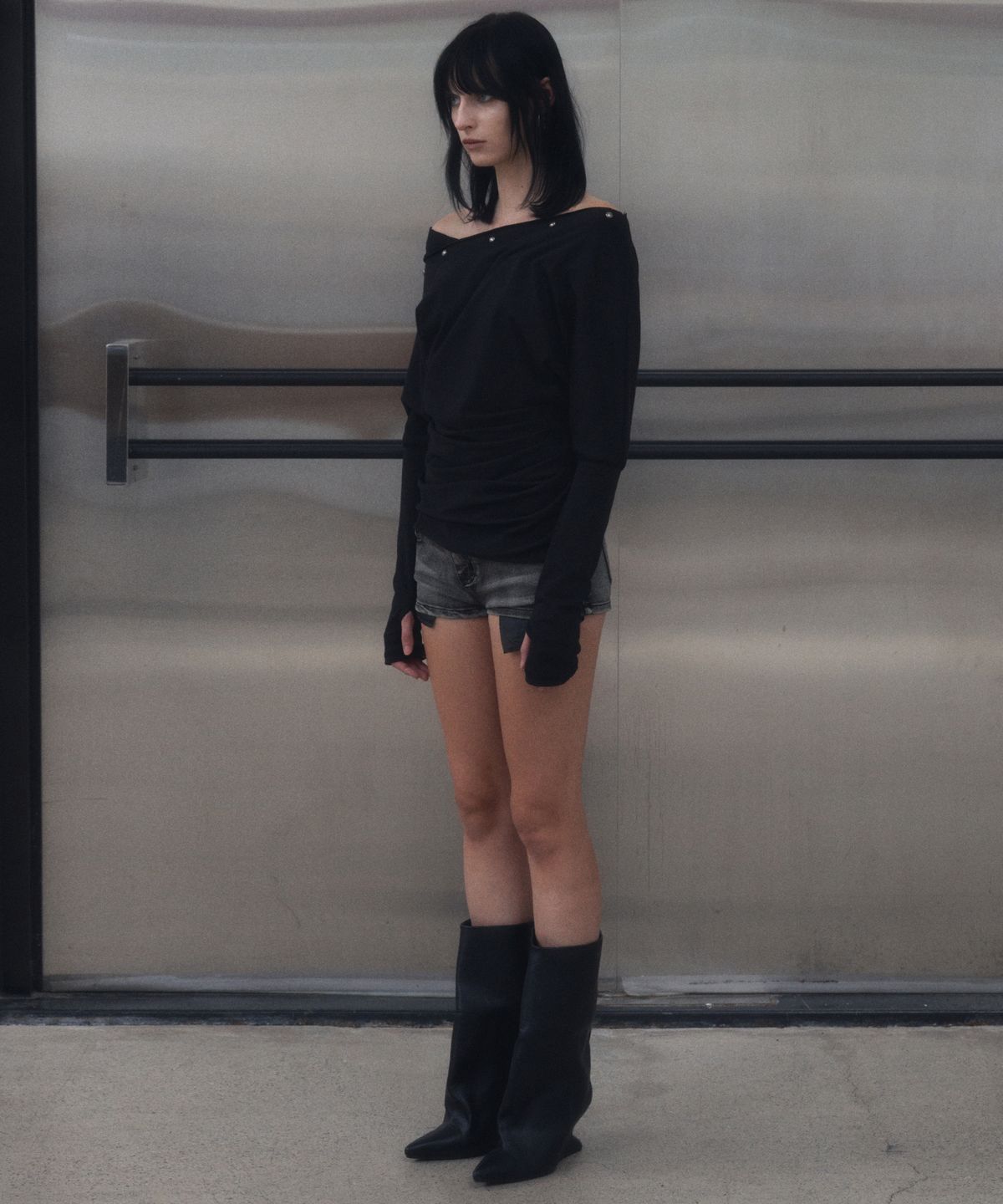 긴스키(GINSUKI) STUDDED OFF-SHOULDER SHIRRING LONG SLEEVE (BLACK)