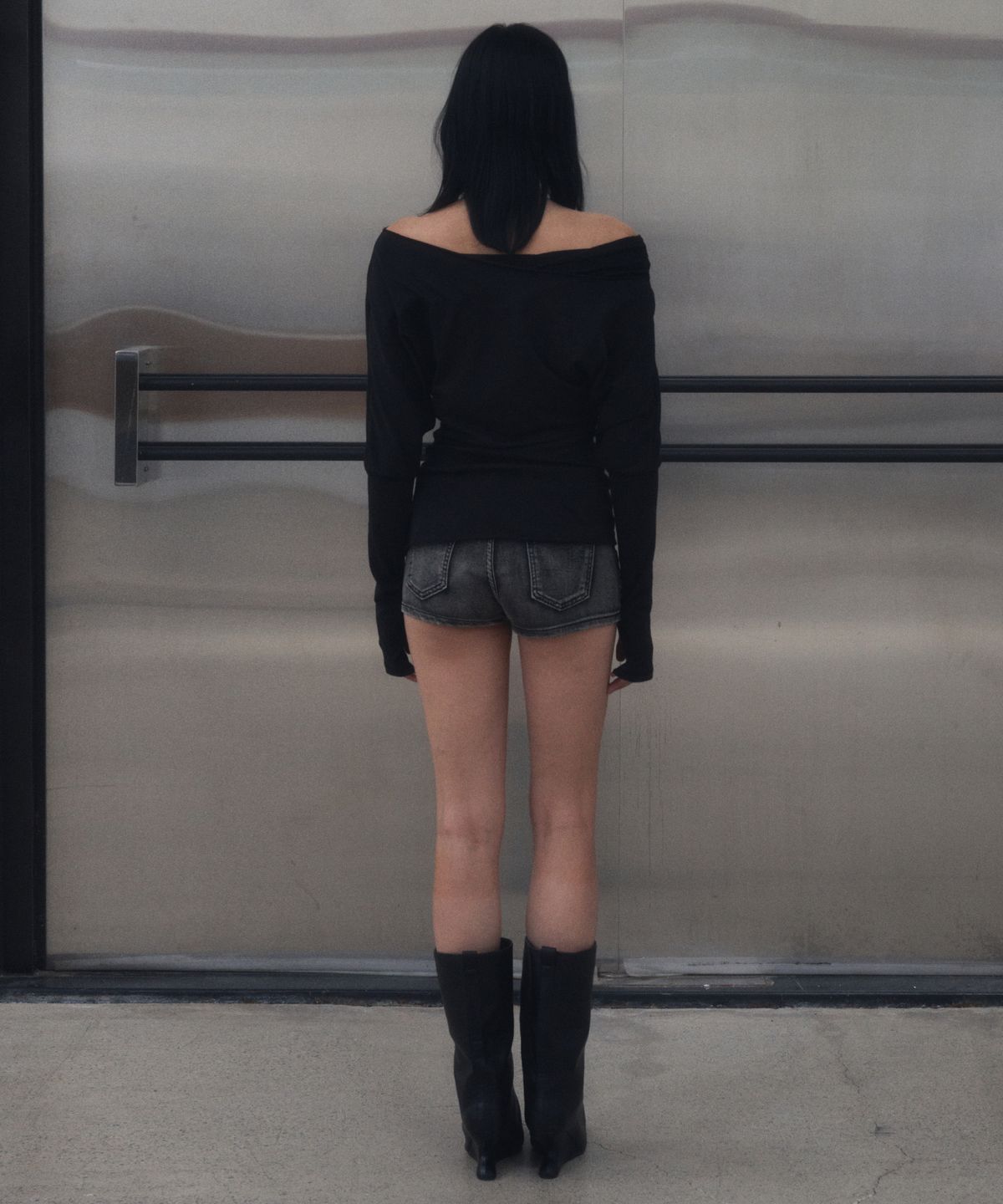 긴스키(GINSUKI) STUDDED OFF-SHOULDER SHIRRING LONG SLEEVE (BLACK)