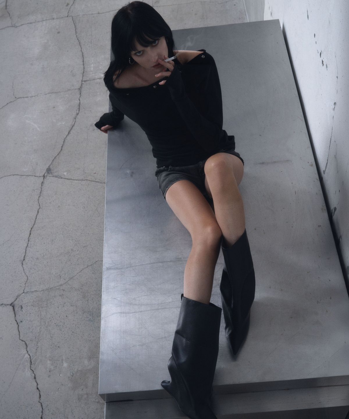 긴스키(GINSUKI) STUDDED OFF-SHOULDER SHIRRING LONG SLEEVE (BLACK)