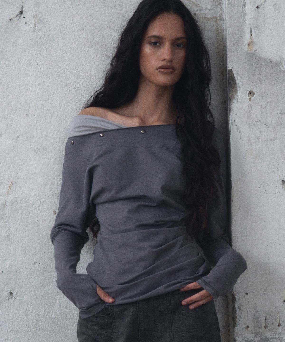 긴스키(GINSUKI) [긴스키 X 물바다]STUDDED OFF-SHOULDER SHIRRING LONG SLEEVE (GREY)
