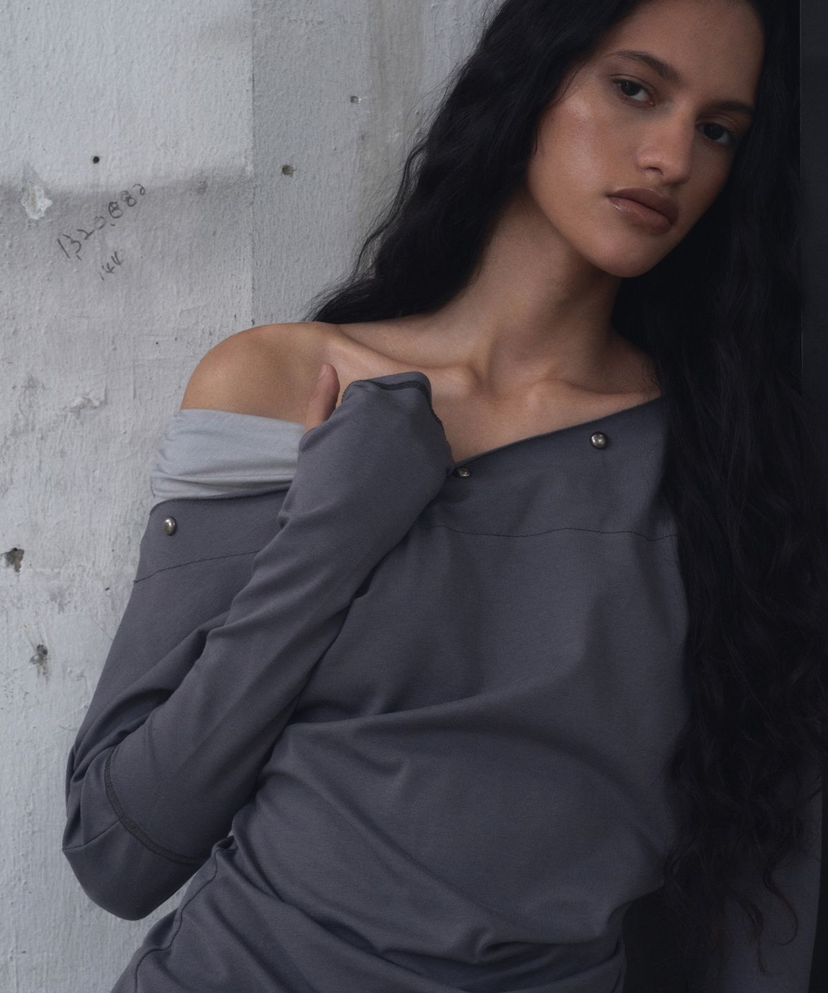 긴스키(GINSUKI) [긴스키 X 물바다]STUDDED OFF-SHOULDER SHIRRING LONG SLEEVE (GREY)