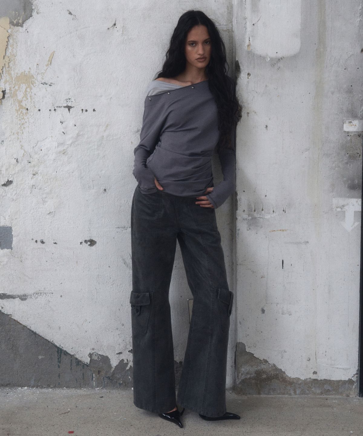 긴스키(GINSUKI) [긴스키 X 물바다]STUDDED OFF-SHOULDER SHIRRING LONG SLEEVE (GREY)