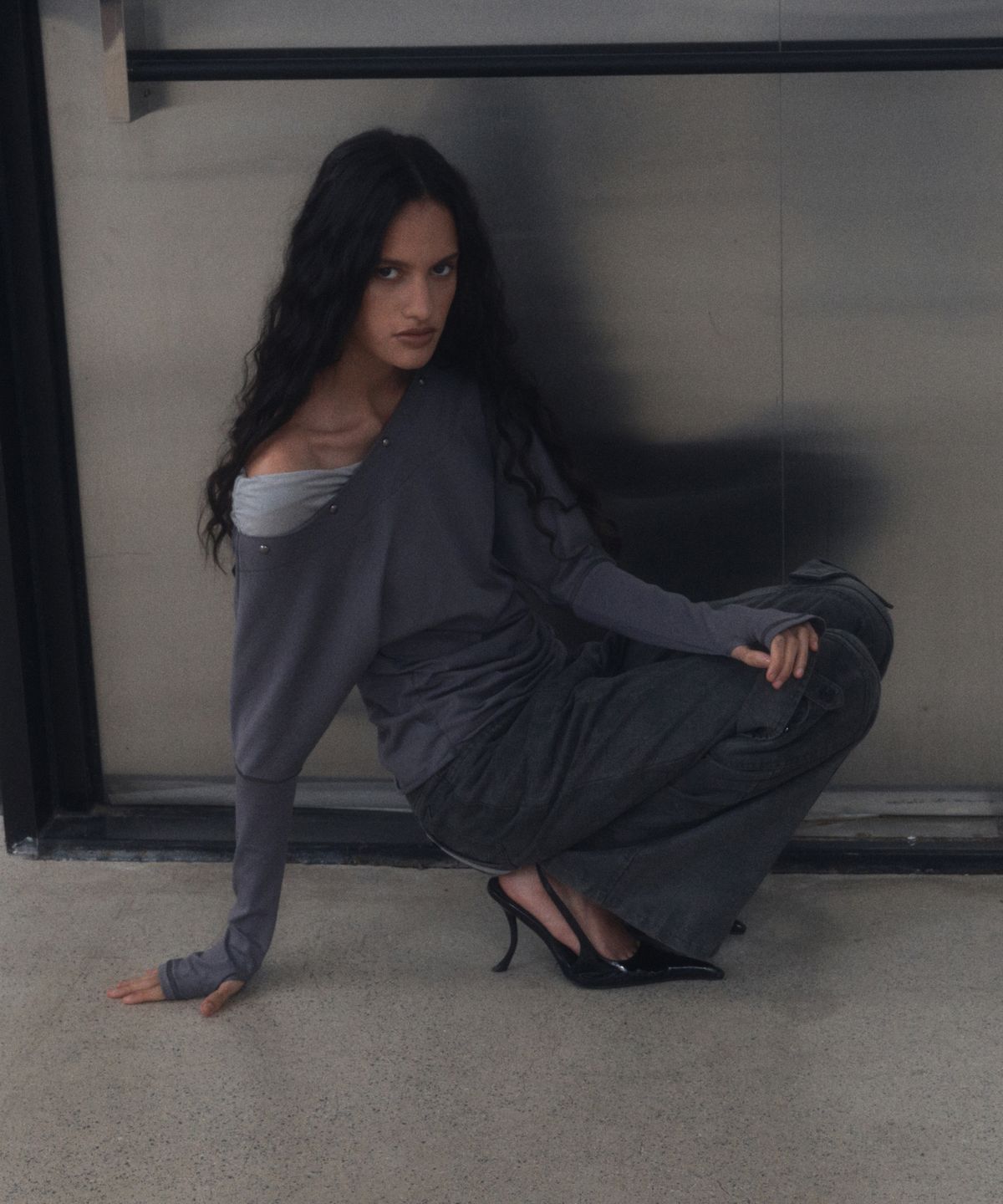 긴스키(GINSUKI) [긴스키 X 물바다]STUDDED OFF-SHOULDER SHIRRING LONG SLEEVE (GREY)
